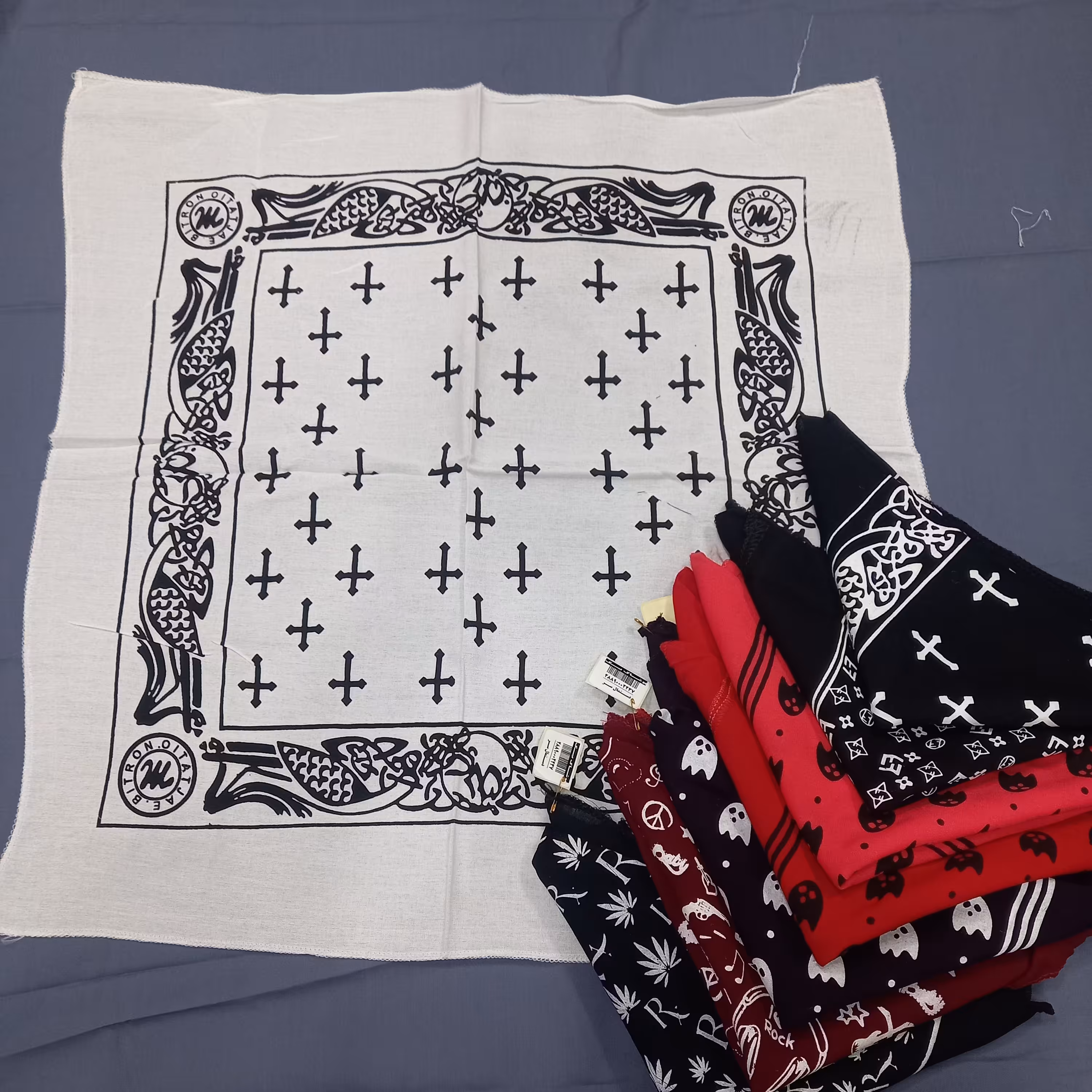 دستمال سر مردونه طرحدار مشکی قرمز سفید صورتی 