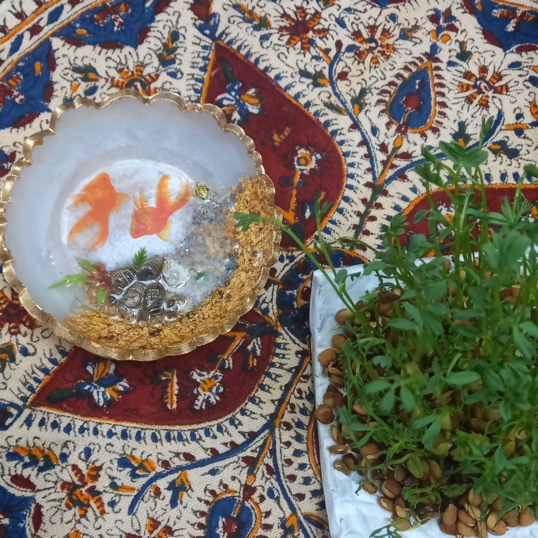 حوضچه ماهی رزینی جذابیت سفره هفت سین پیاله رزین دورنگ .ماهی ترانسفر 