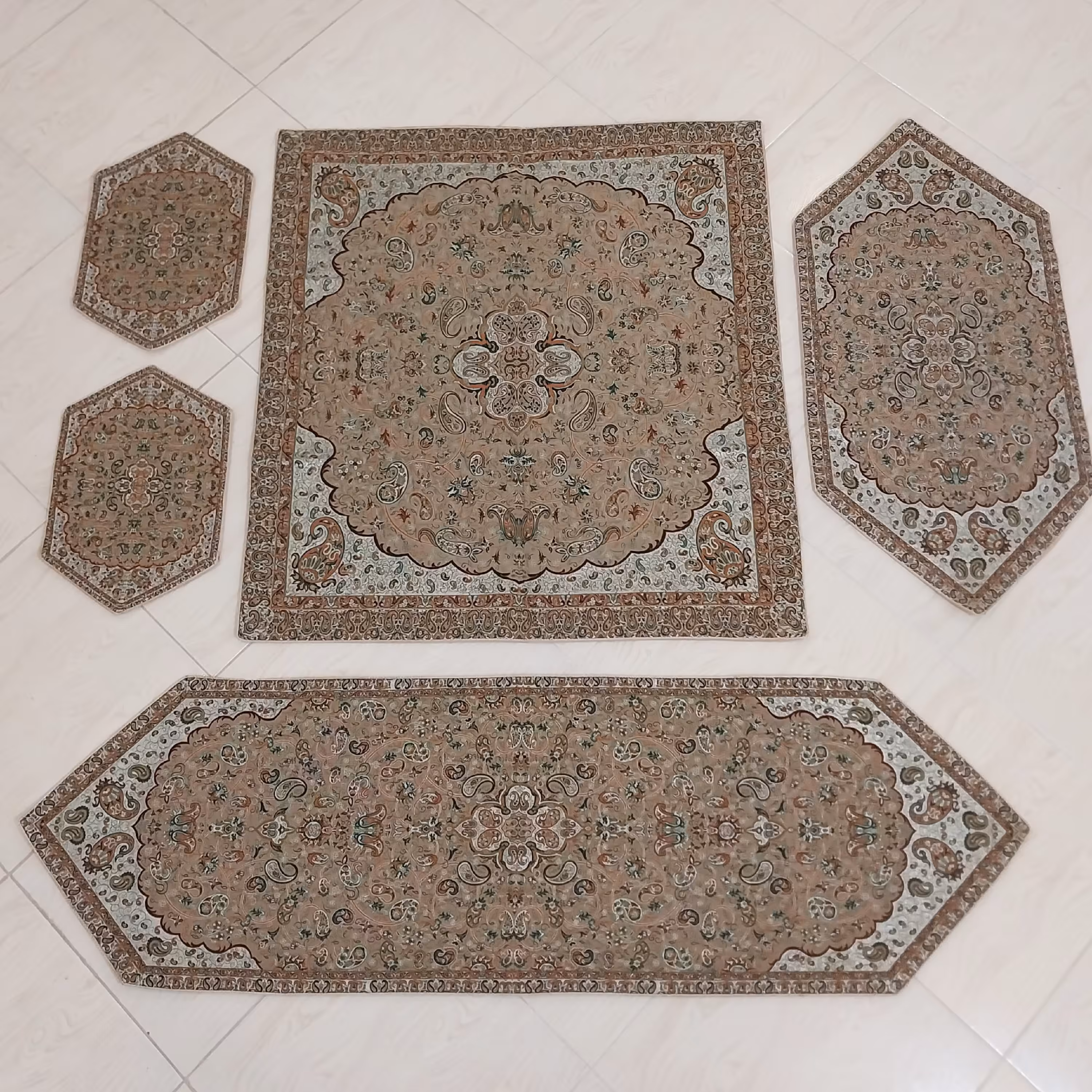 رومیزی ترمه ست 5 تکه طرح شاه عباسی رنگ جذاب  نسکافه ای جدید