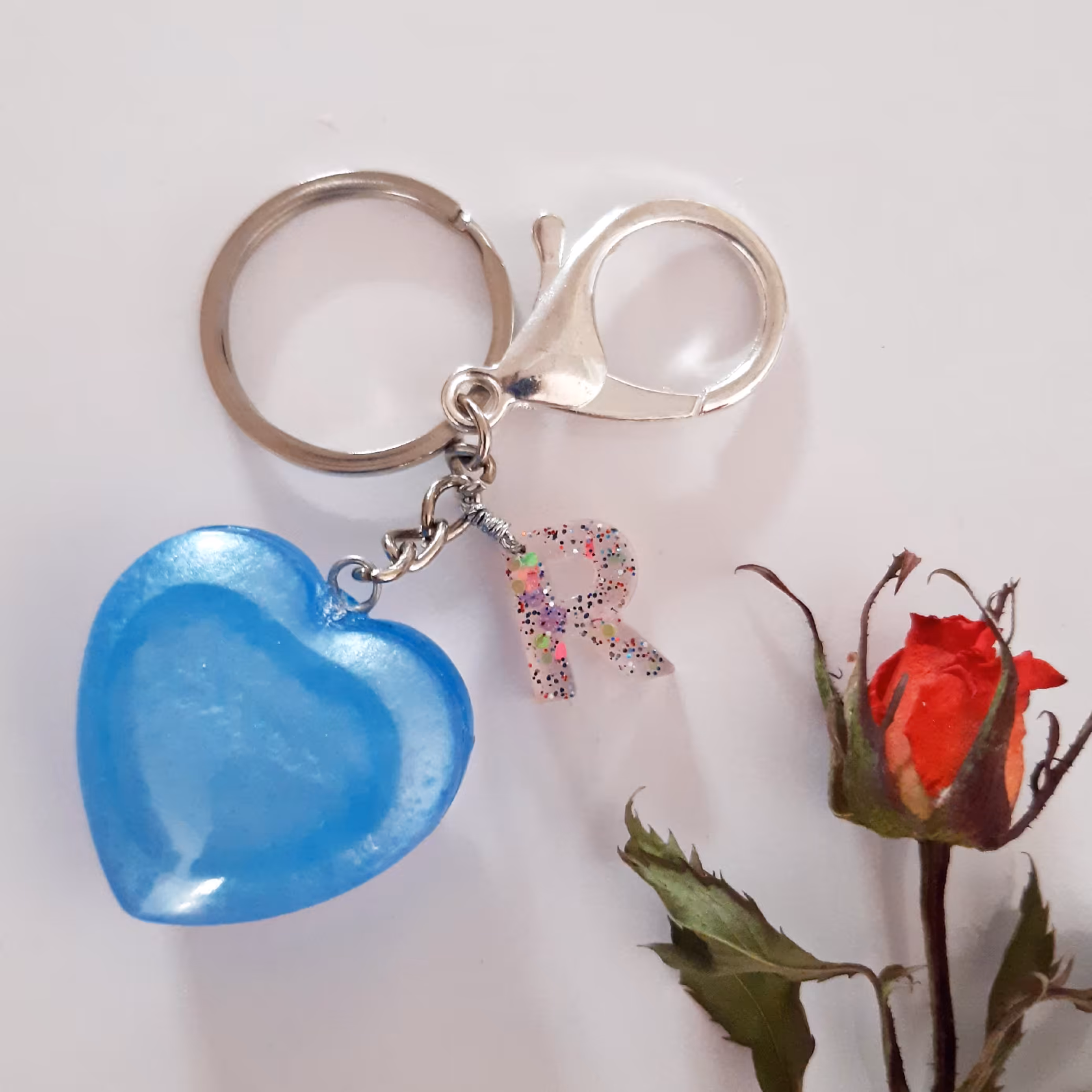 سرکلیدی و جاسوییچی رزینی قلب آبی صدفی به همراه حروف کوچک رزینی و قفل