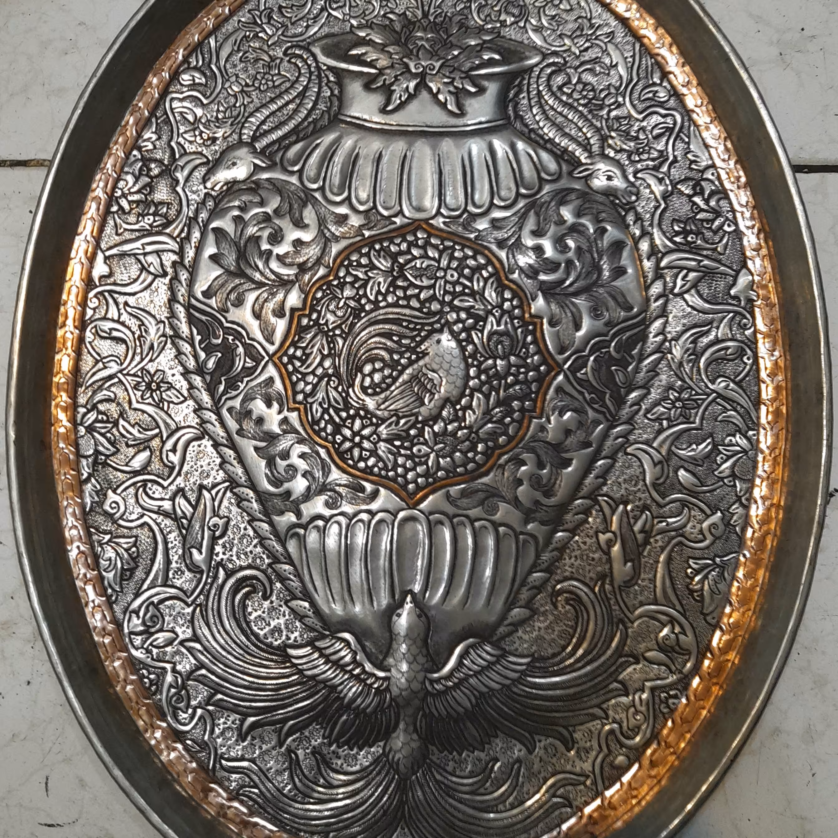 سینی بادامی قلمزنی شده مسی با روکش قلع  و طرح گلدان