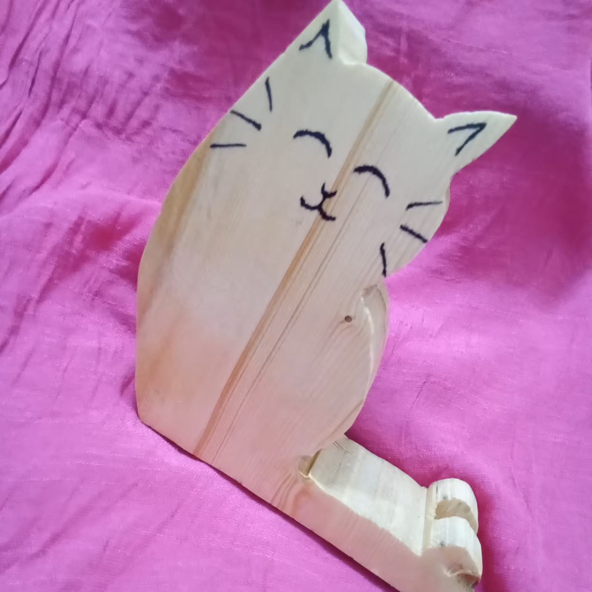 نگه‌دارنده چوبی گربه‌ای موبایل