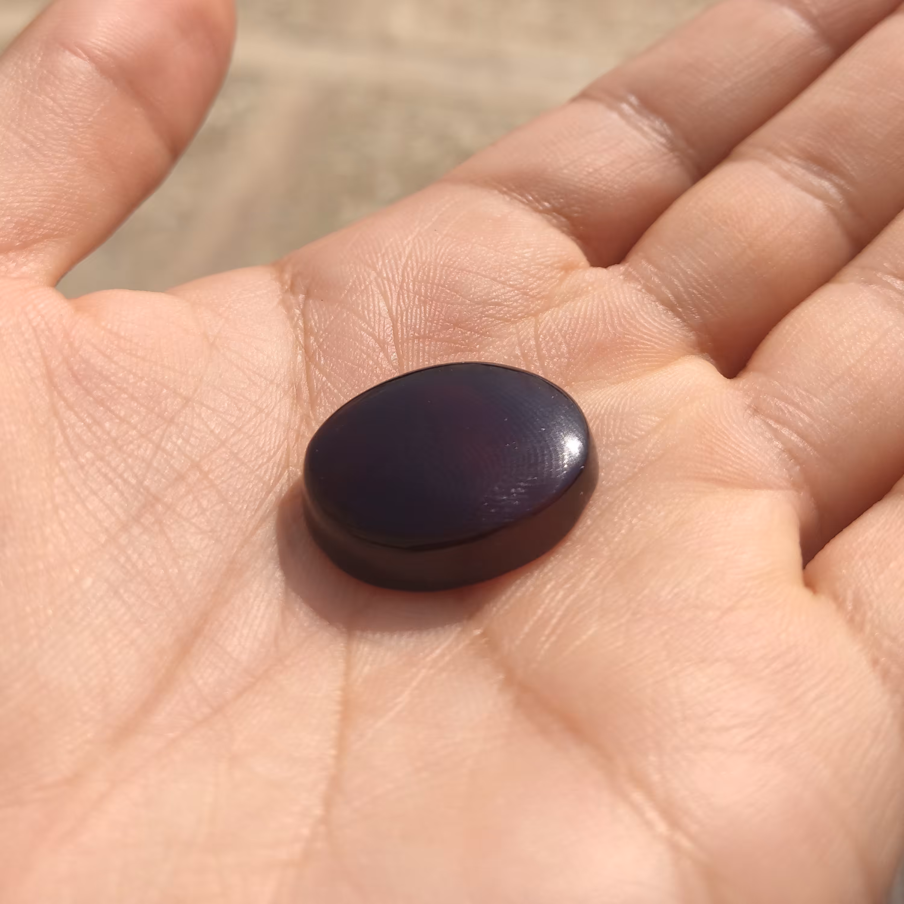 نگین عقیق شفت العبد اصل معدنی رنگ مشکی داخل سرخ وزن 5 گرم کد 1