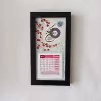 تقویم دیواری دستساز 1402 آمینا طرح وان یکاد با قاب مشکی