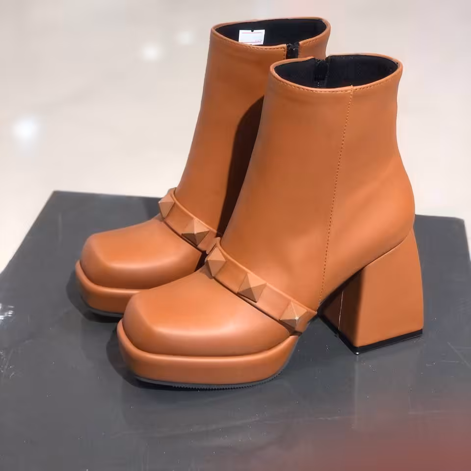 نیم بوت هرمی کار خیلی شیک ضد آب کیفیت عالی استایل خاص را با ما تجربه کنید