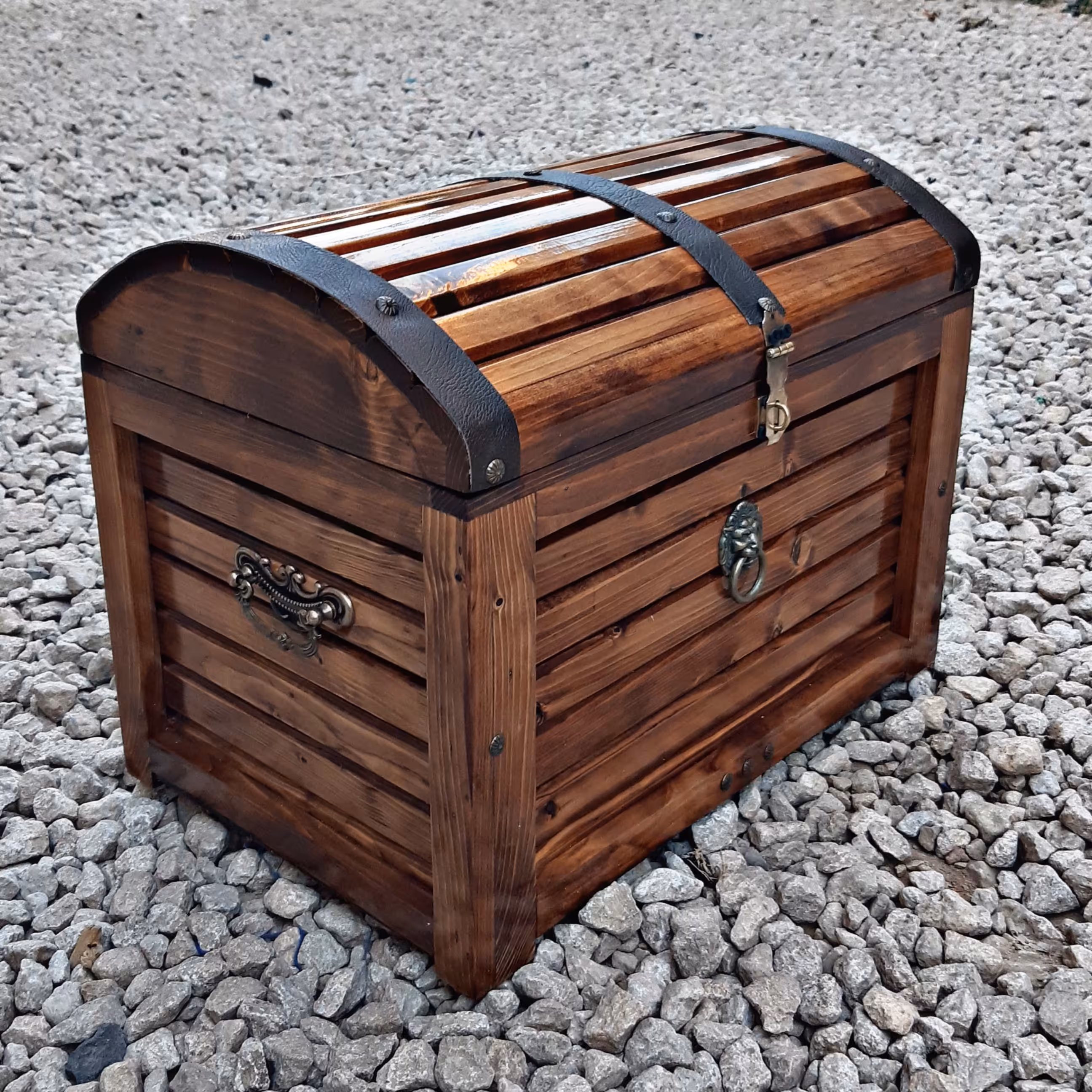 صندوقچه چوبی.