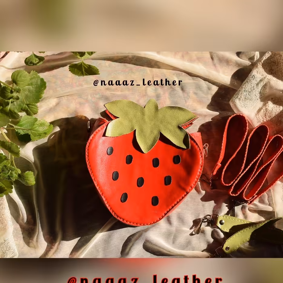 کیف دوشی فانتزی و دخترانه طرح توت فرنگی مناسب خانم های خاص پسند