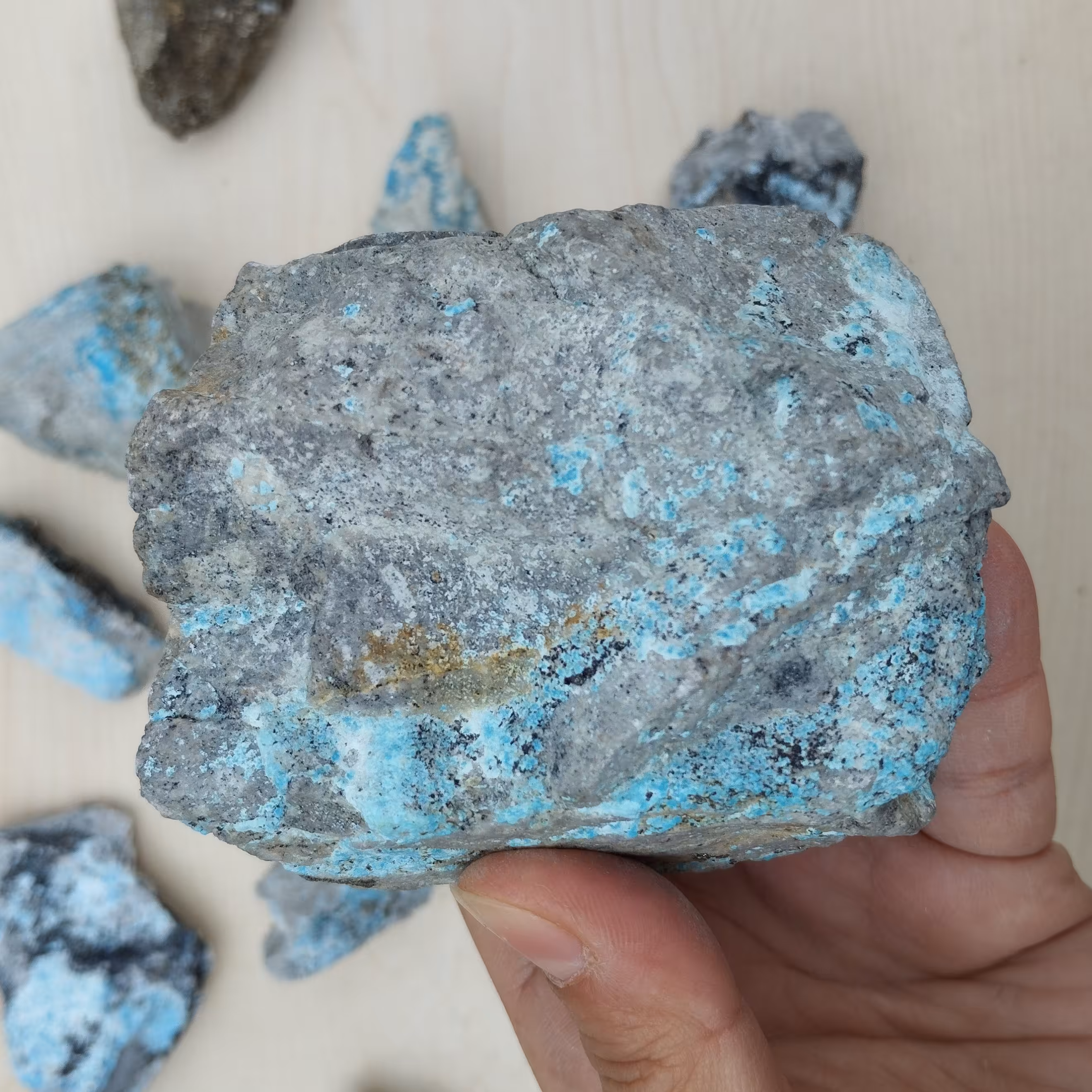 سنگ  راف فیروزه اصل معدنی و اصل مناسب کلکسیون با خواص سنگ فیروزه طبیعی