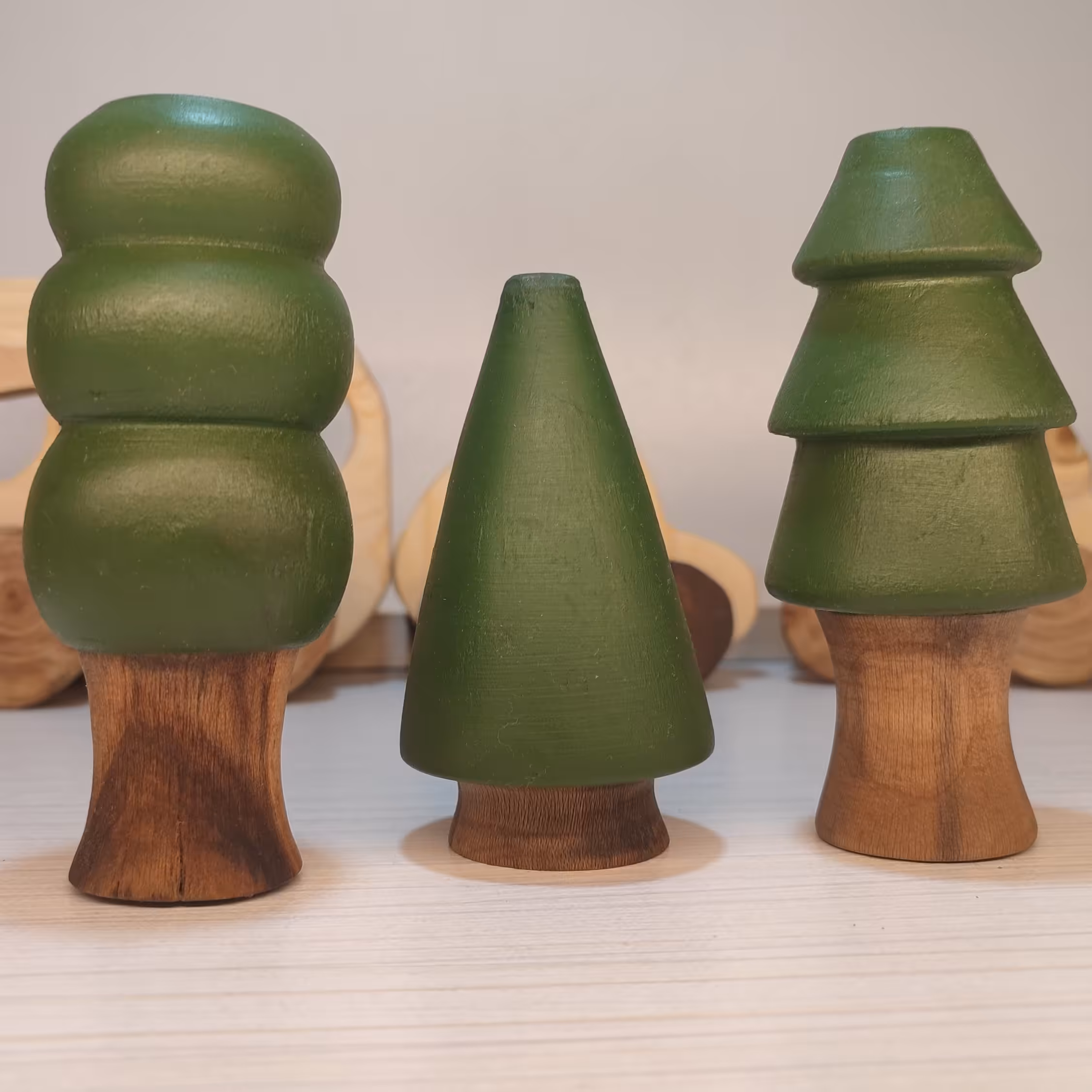 مجسمه درخت کوچک چوبی  سه تایی خراطی شده و روغن گیاهی خورده و رنگ اکرلیک زده شده 