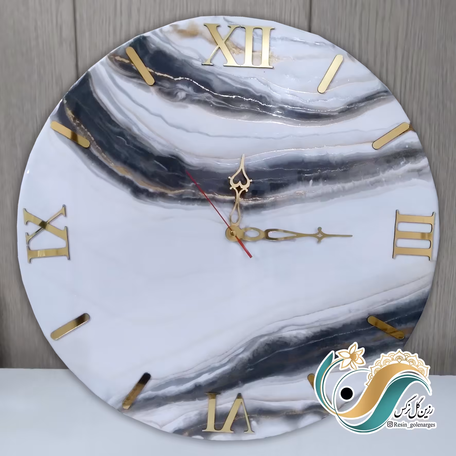 ساعت رزینی قطر 50  طرح و ر نگ و سایز  بستگی به دکوراسیون منزل شما قابل تغییر هست .