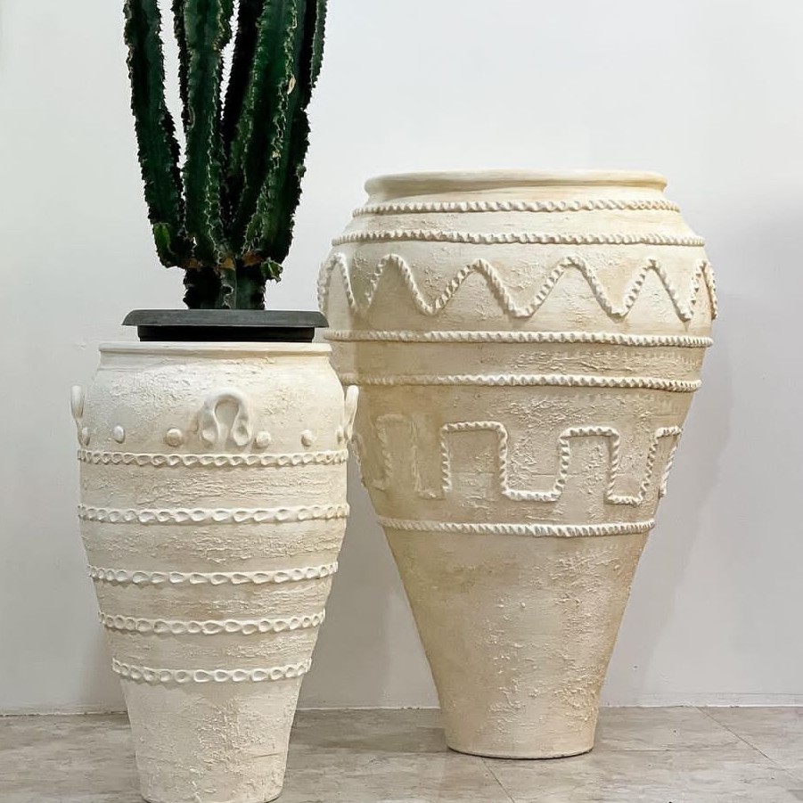 گلدان کنار سالنی