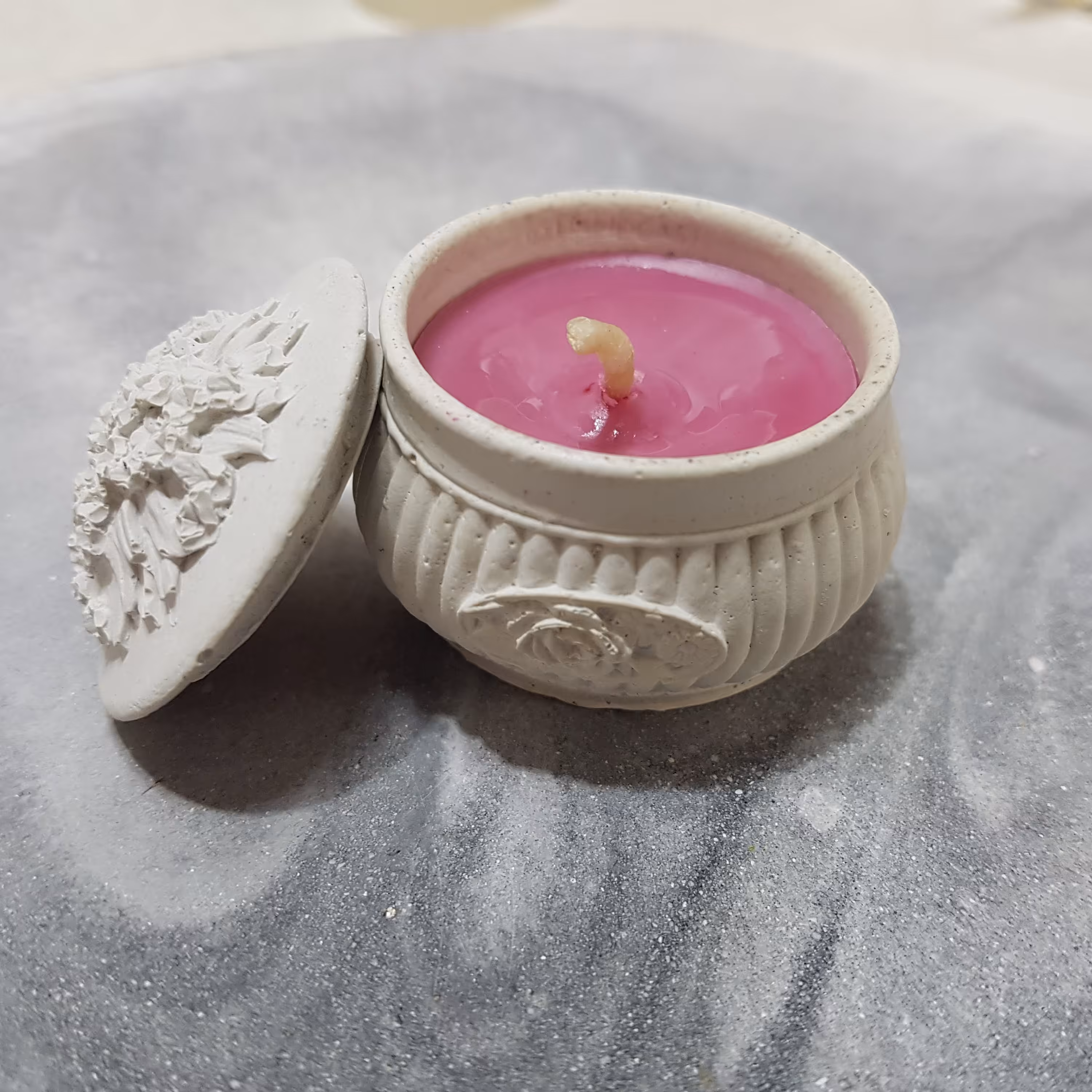 شمع کوزه ای سنگی عطری  (به دلیل نامعلوم بودن هزینه پستی ارسال رایگان نیست)