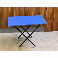 میز مسافرتی تاشو دارای رنگبندی از جنس چوب و فلز