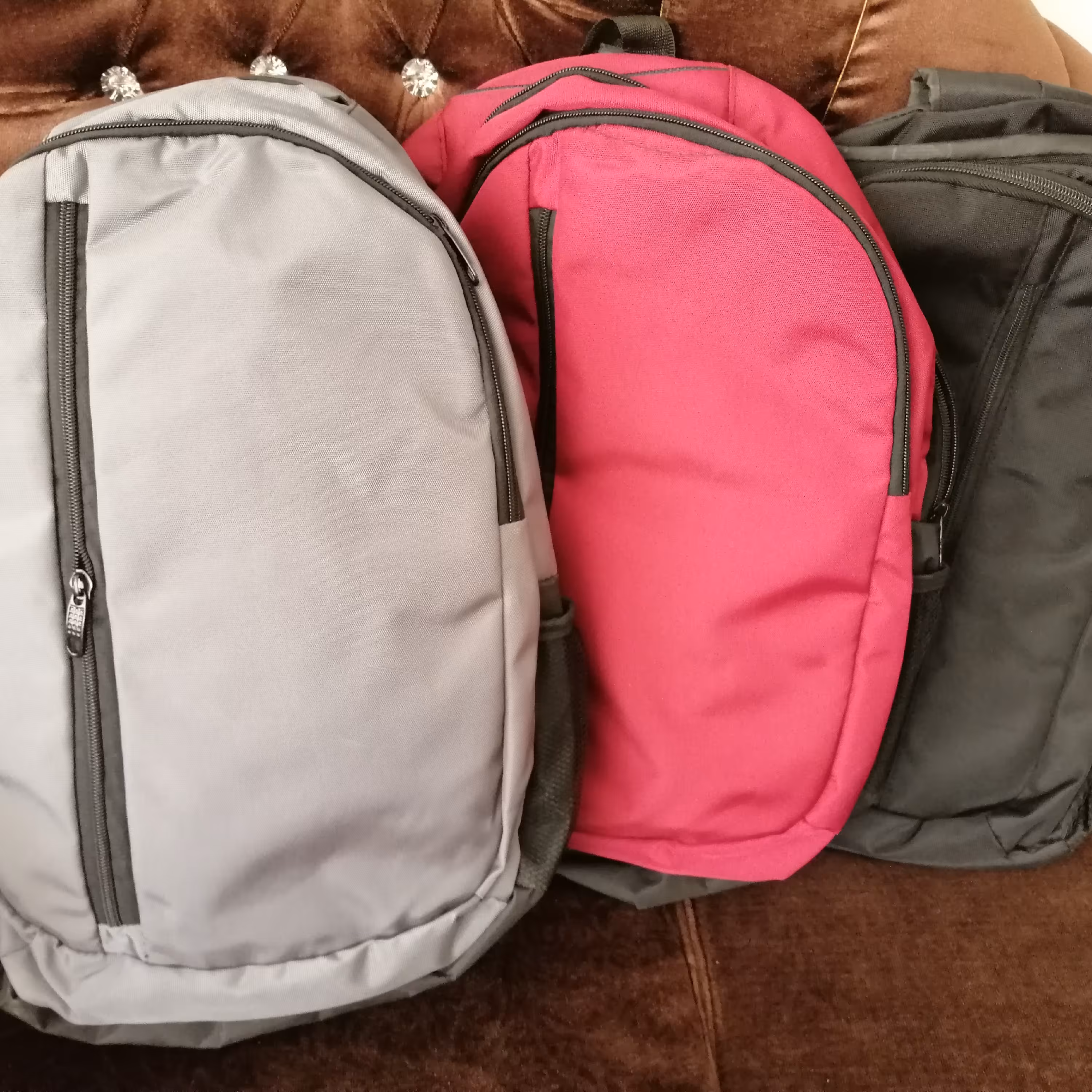 کیف کوله ، در 3 رنگ مشکی، طوسی روشن و زرشکی، مناسب نوجوان و بزرگسال،کیفیت عالی دارای 3 زیپ اصلی