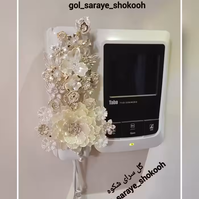 گل کریستالی مخصوص تزئین آیفون، بسیار زیبا و پرکار، رنگ صدفی و لب طلایی.