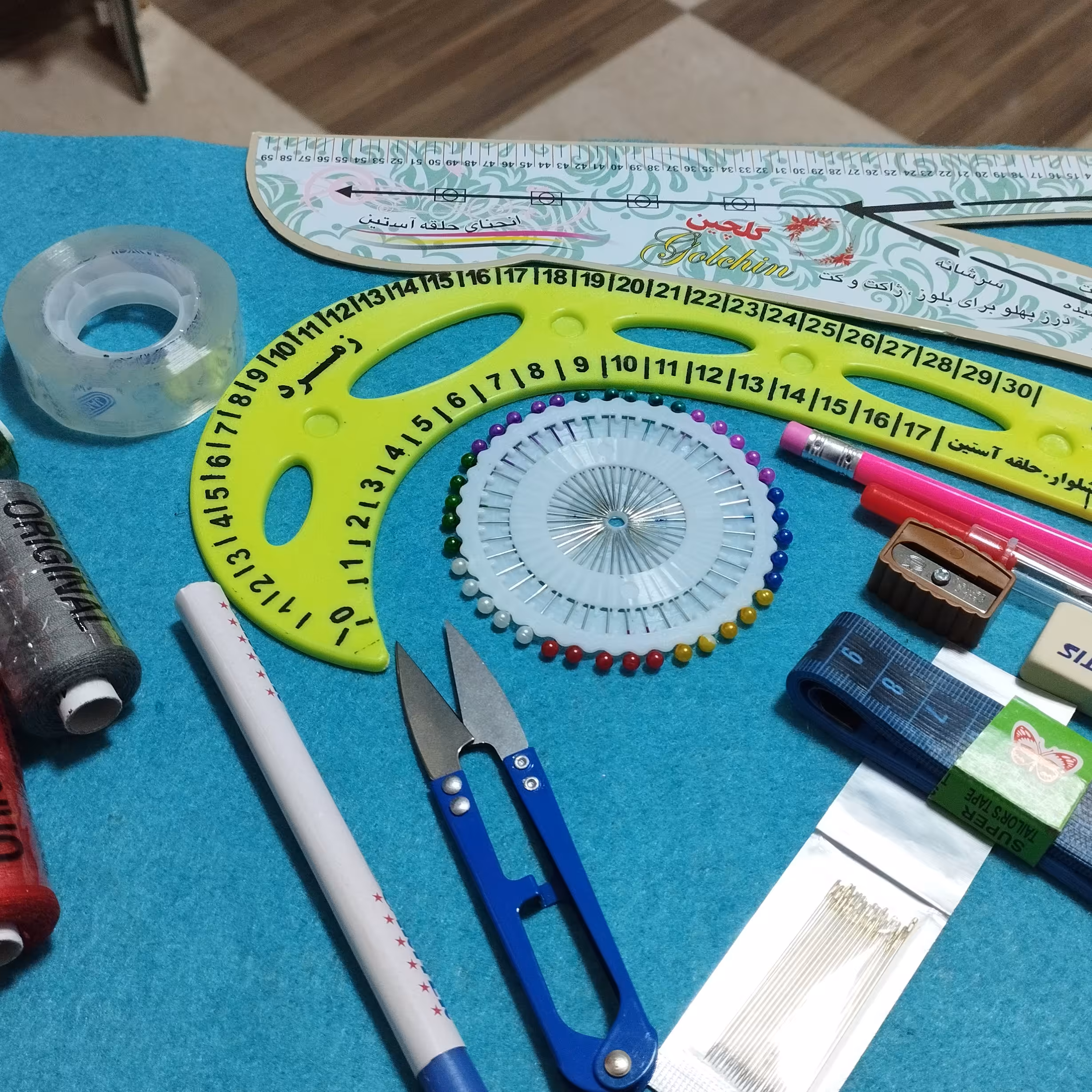  خیاطی (گونیا بزرگ 4تا قرقره چسب شیشه ای شابلون عصایی قیچی نخ زن سوزن دستی صابون مدادمتربشکاف سوزن ته گردمداد تراش