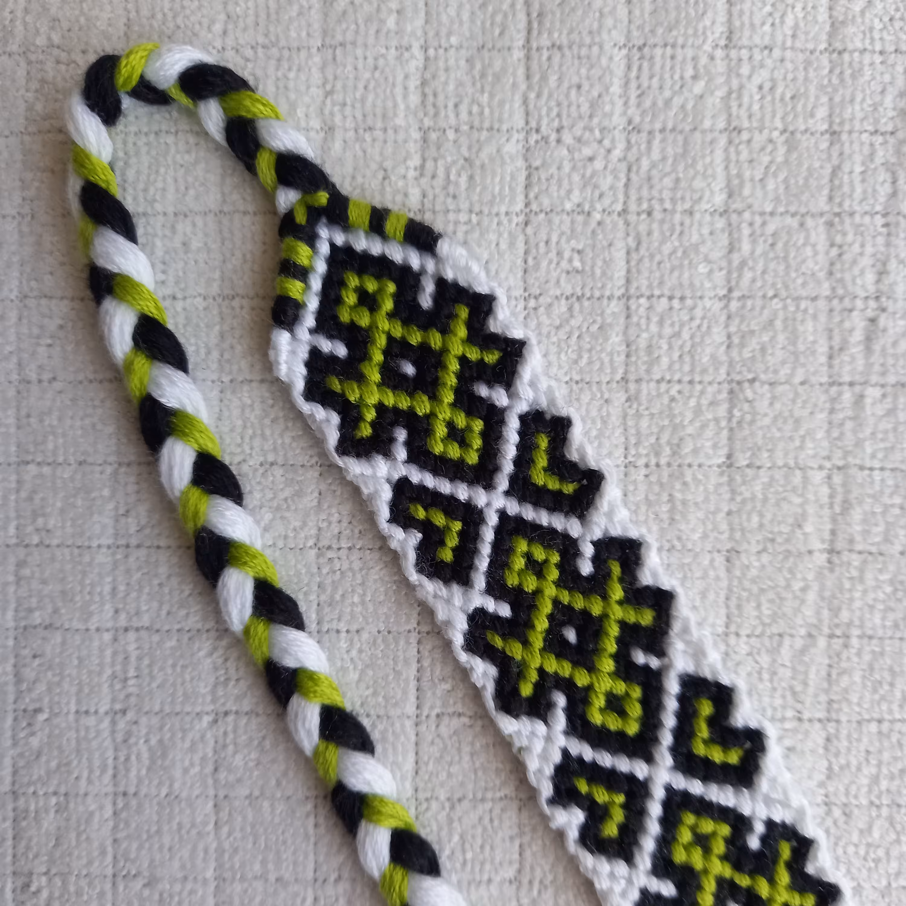 دستبند دستبافت طرح اسپاک ( سبز و سفید و مشکی ) ( دستبند دوستی ) محصول کاملا دستساز تیم گوزن آبی