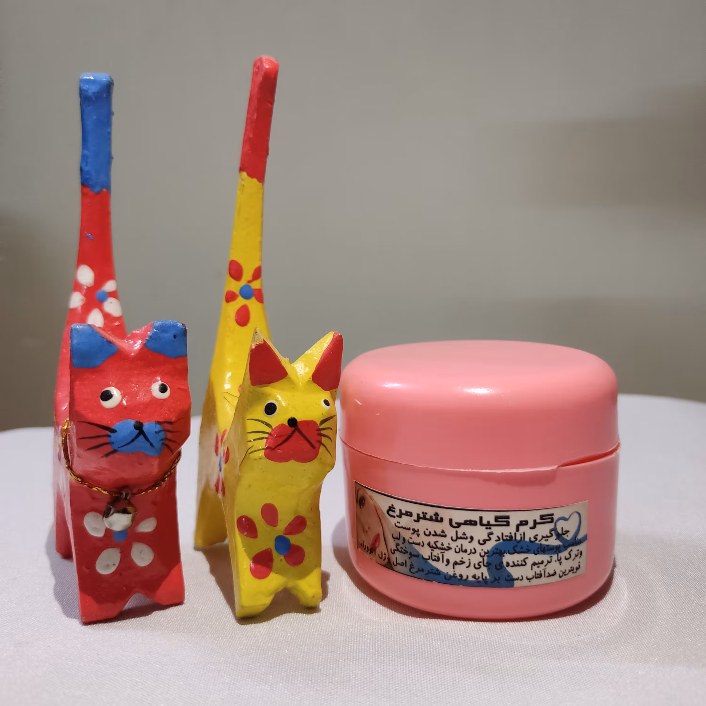 کرم مرطوب کننده شتر مرغ گیاهی.جوانی با طبیعت  