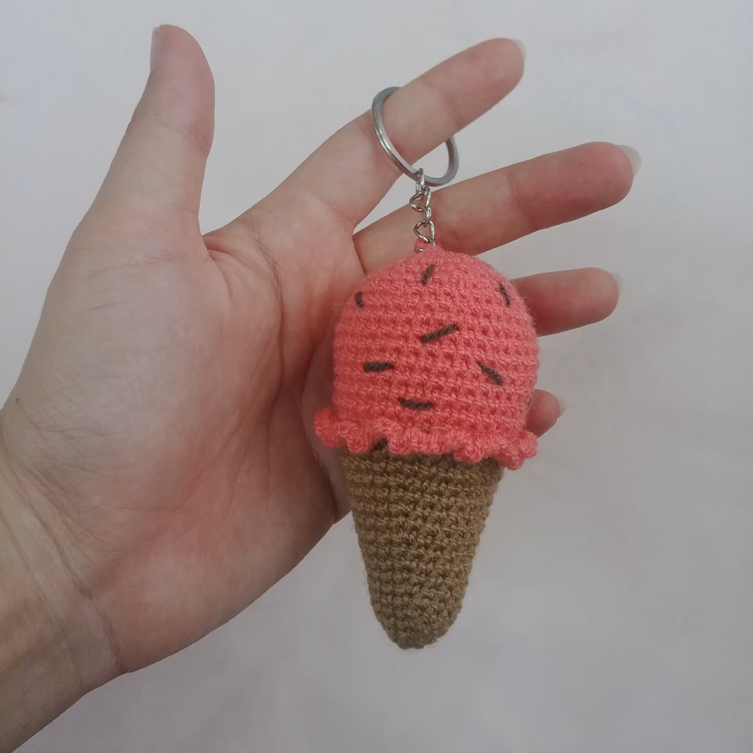 جاکلیدی دست بافت بستنی قیفی سایز 10 سانت قابل سفارش در رنگهای دلخواه شما