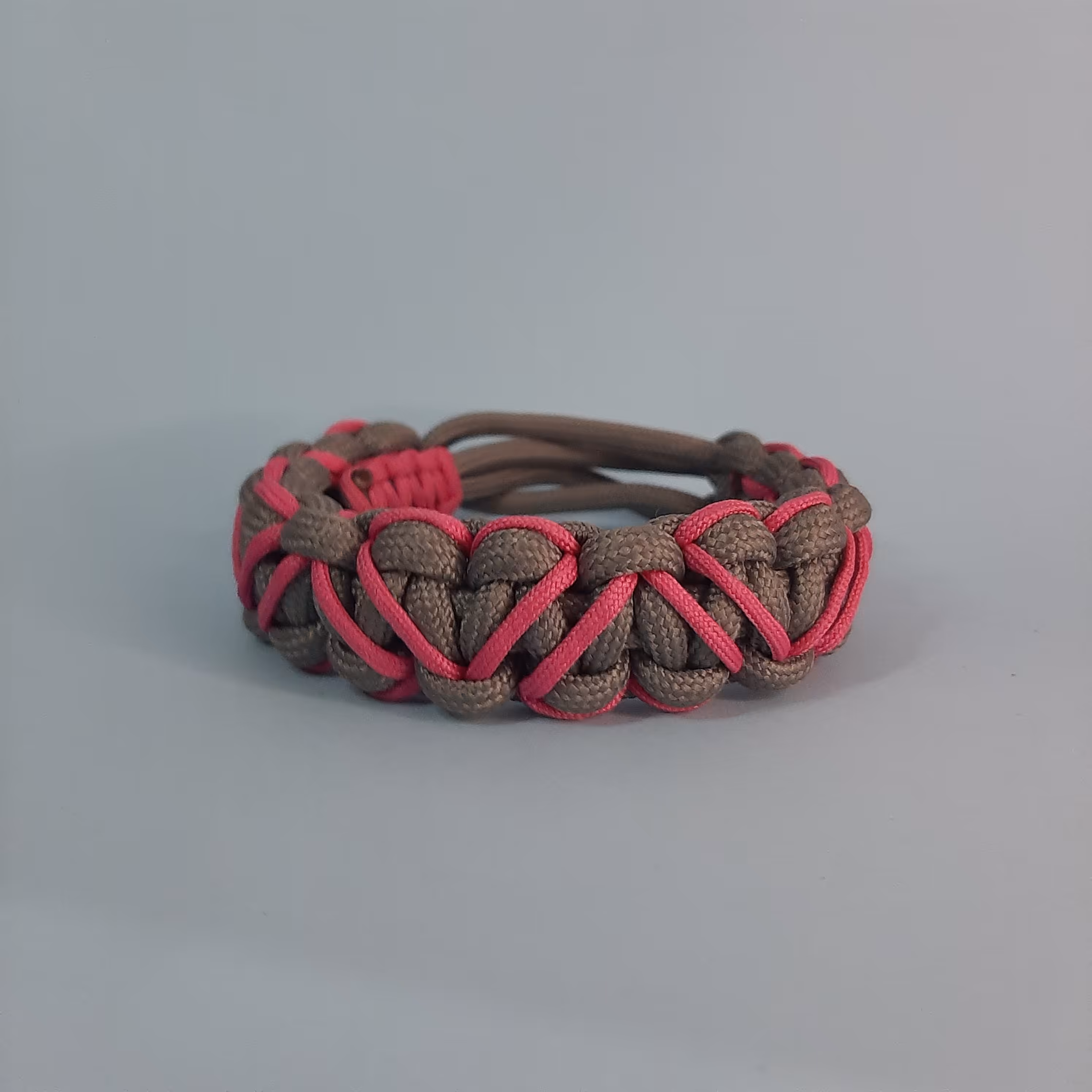 دستبند طرح قلب دارای رنگ‌بندی (پاراکورد)