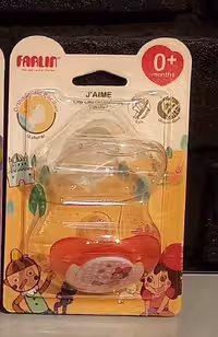پستانک نوزادی ارتودنسی فارلین دربدار شب نما  اصل امریکا  با قاب محافظ سیلیکونی       0   farlin