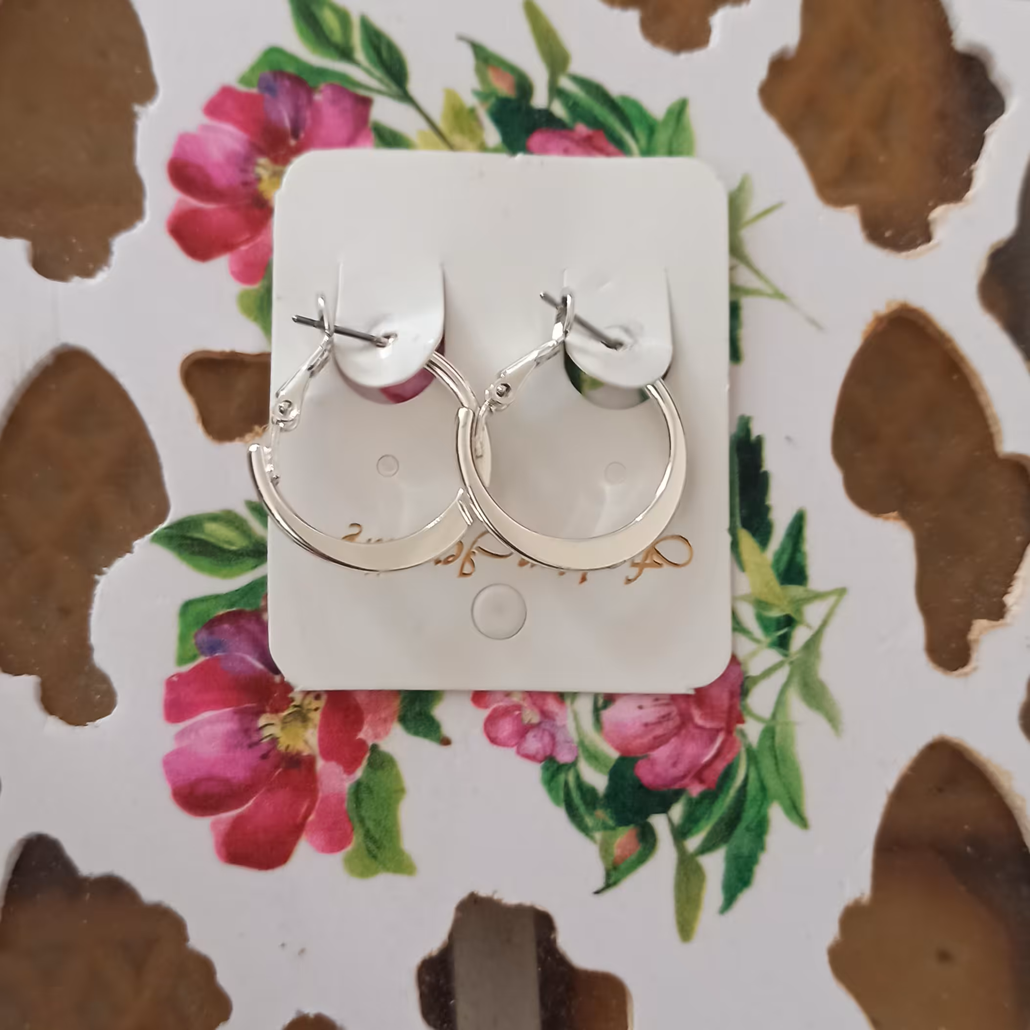 گوشواره نقره ای رنگ ثابت