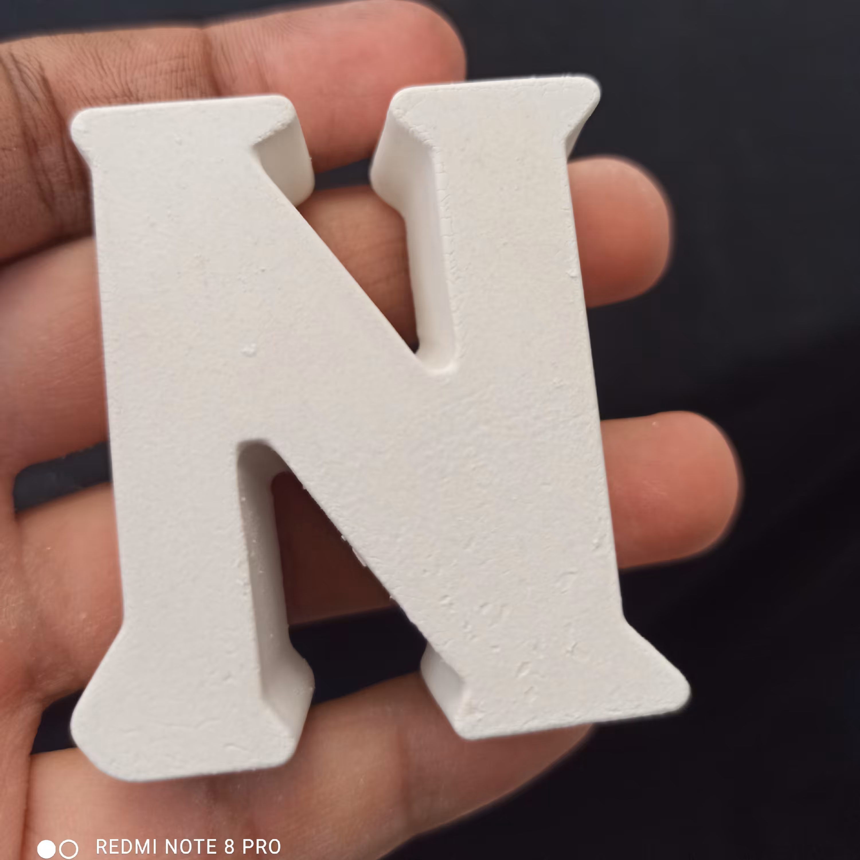 بیس خام حرف N ، فونت رومی بزرگ ، جنس بتنی سنگی ، ضخامت 2 سانتی متر ، ارتفاع 5.5 سانتی متر