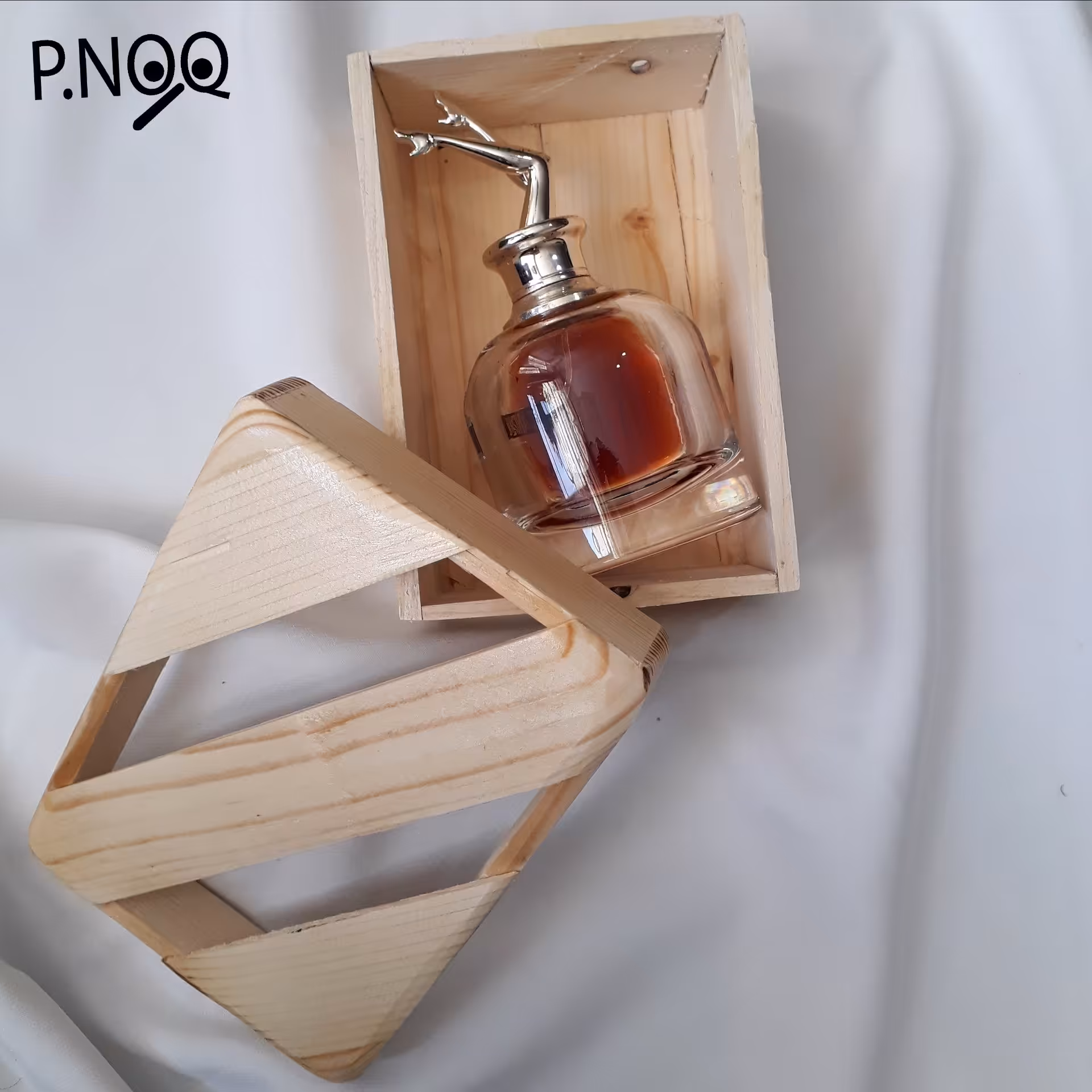 جعبه ی عطر  چوبی دست ساز  و جلا خورده مناسب برای هدیه و ساعت و عطر 