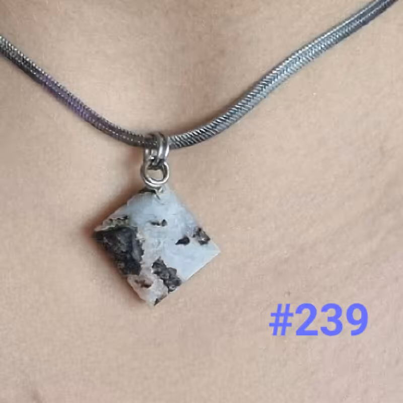 سنگ کوارتز دارا خطوط ونقش زیبا وخاص تراش زاویه مریع با گیره محکم از جنس استیل