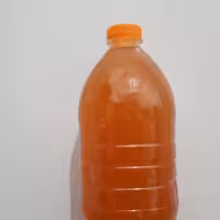 سرکه خرما خانگی در بطری یک ونیم لیتری  به رنگ نارنجی کم رنگ