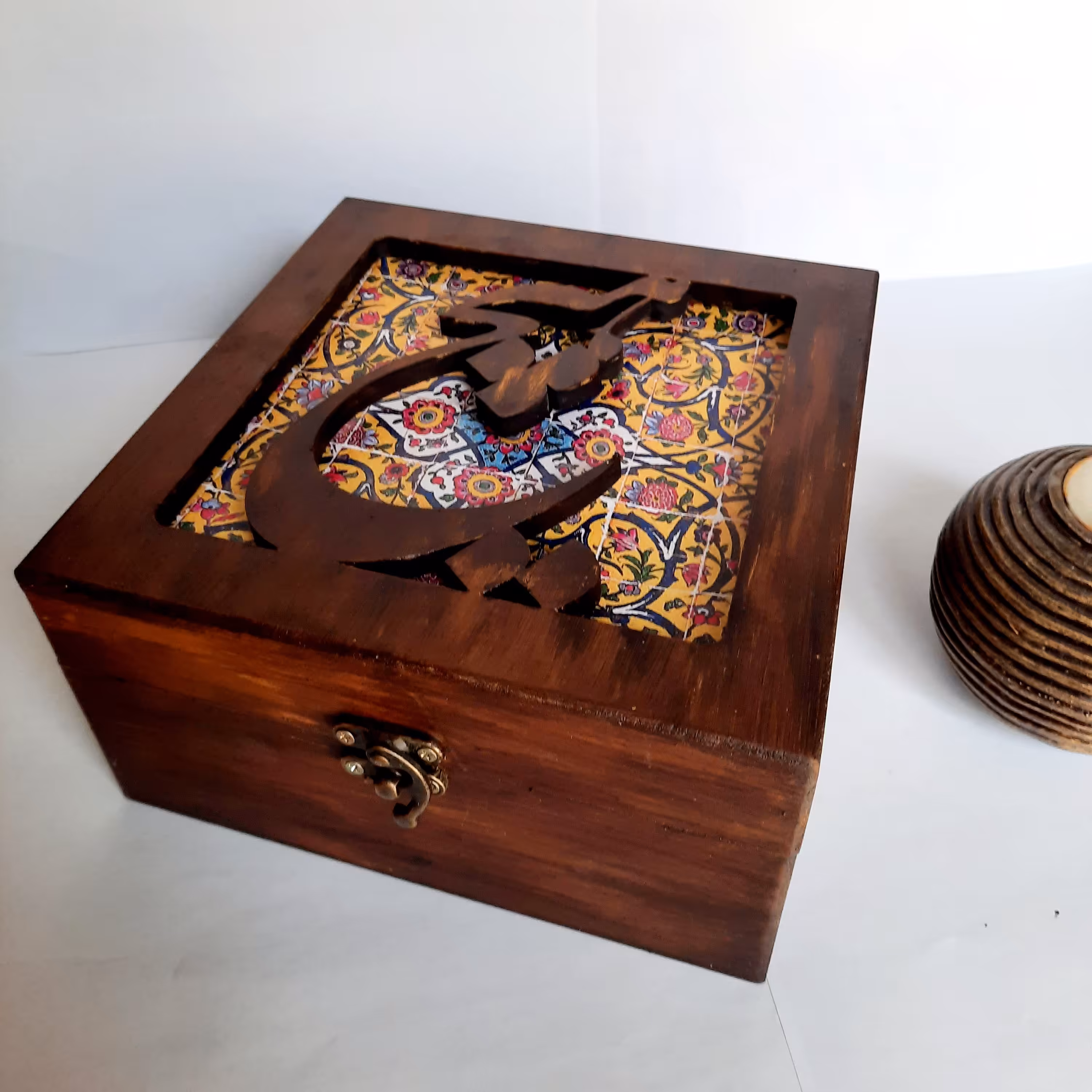 جعبه چوبی پتینه کاری طرح هیچ دکوپاژ کاشی زیبای ایرانی ابعاد 20×20×10