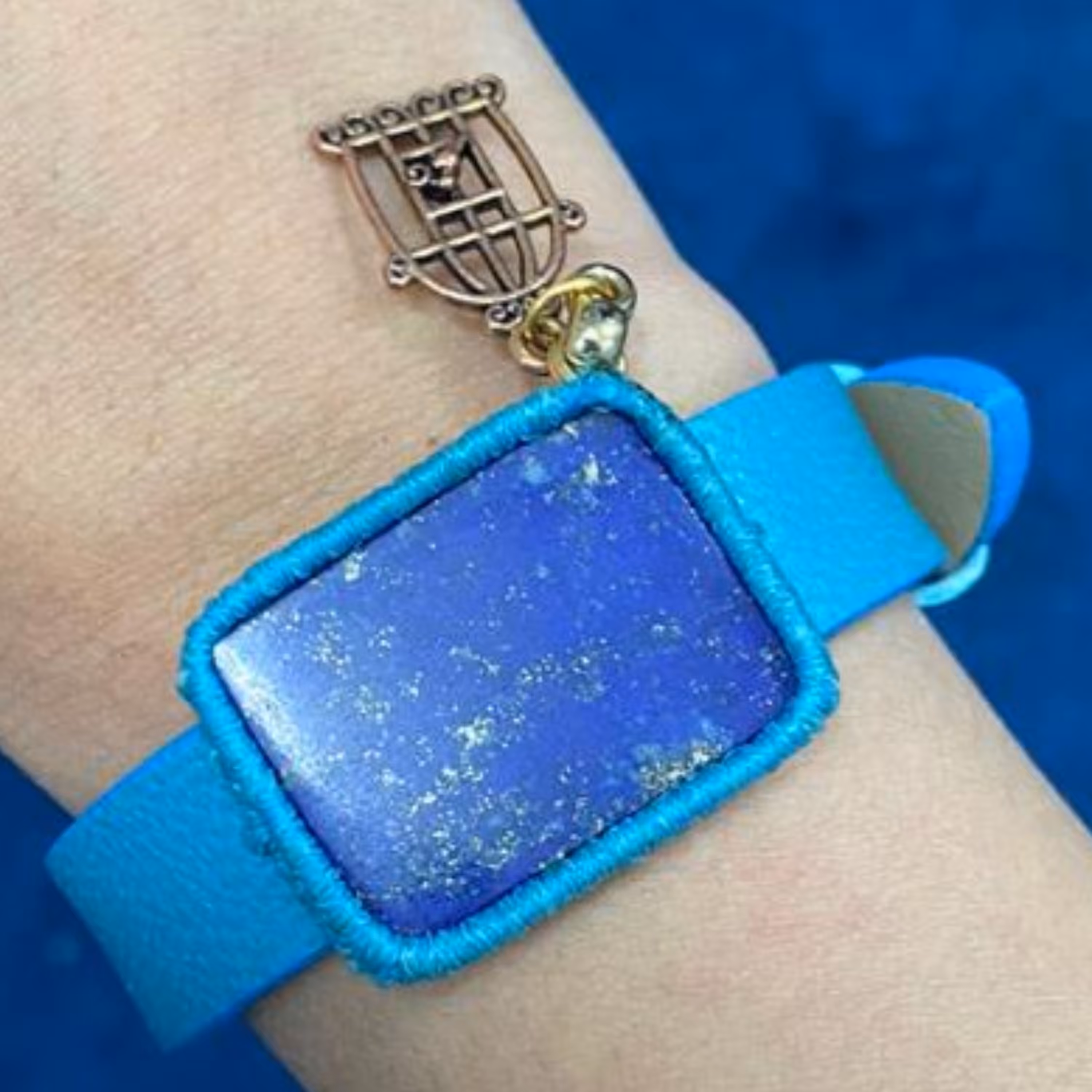 دستبند بند چرم با گوهرسنگ (نگین)  طبیعی لاجورد