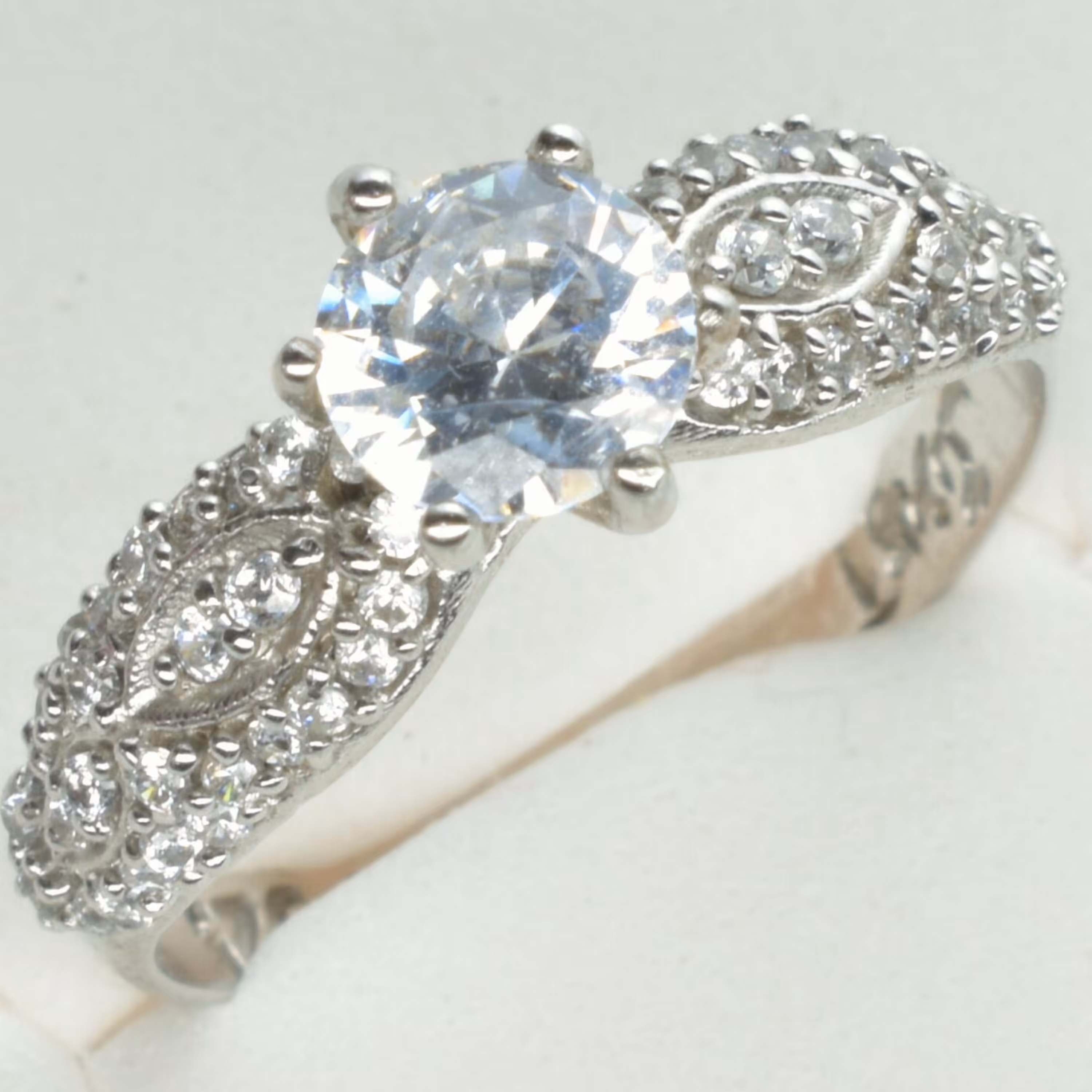 انگشتر نقره زنانه سولیتر با نگین سنتتیک عیار 925 آقابزرگ