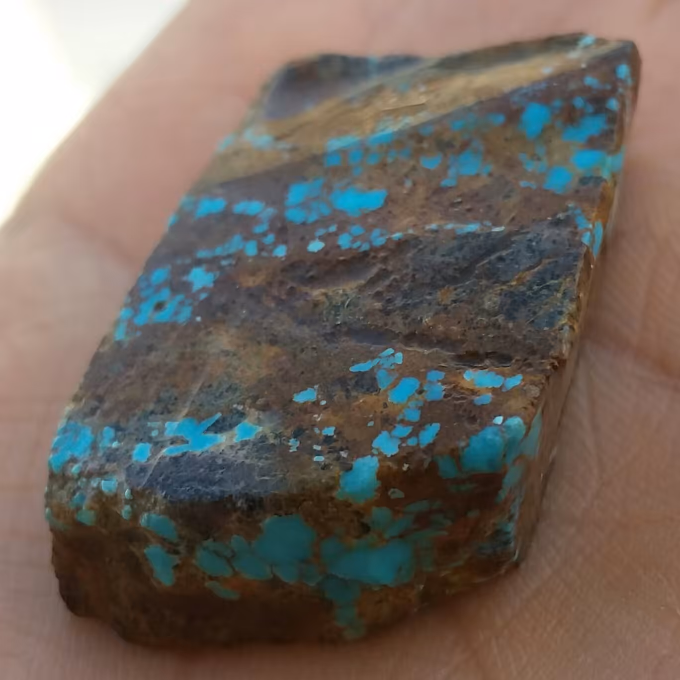 اسلایس سنگ راف فیروزه آبی عنکبوتی اصل نیشابور 100 در 100 طبیعی شااهکار خلقت
سایز مدالی
