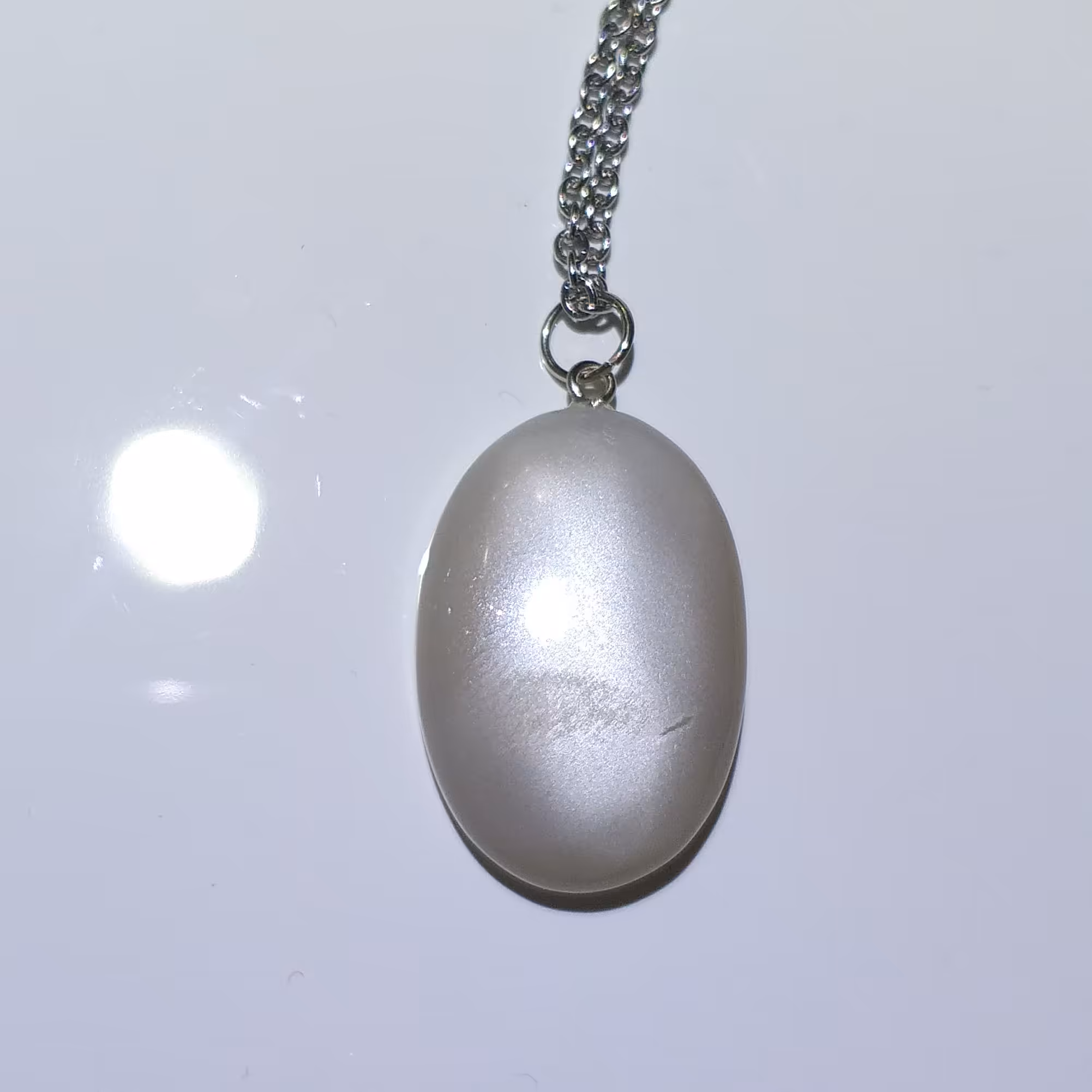 گردنبند مون استون معدنی و اصل با کیفیت و فرکانس عالی همراه زنجیر استیل(کف قیمت)