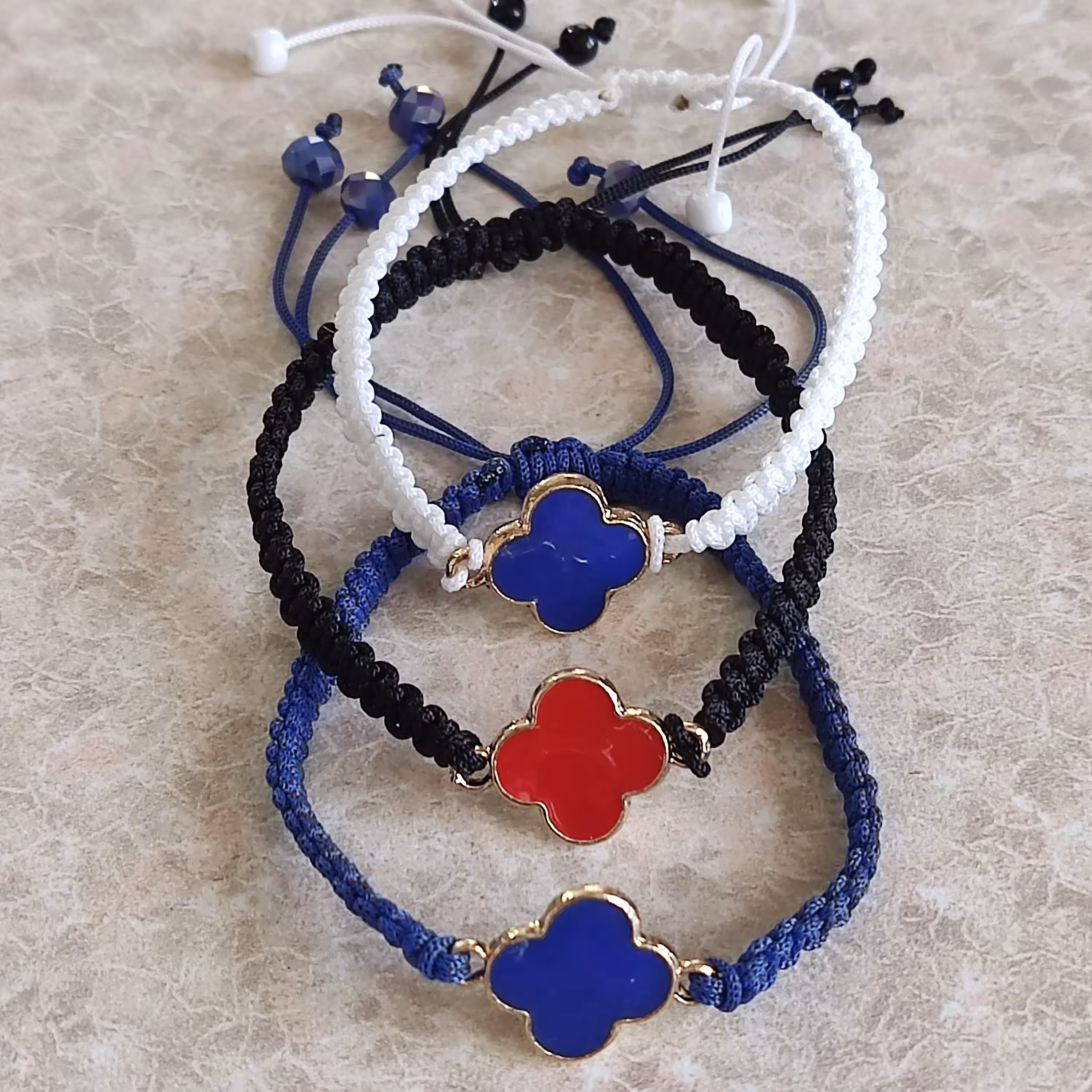 دستبند گره کشویی با پلاک گل رنگی 