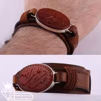 دستبندچرم طبیعی اصل نگین عقیق سرخ خطی منقش به توکلت علی الله 