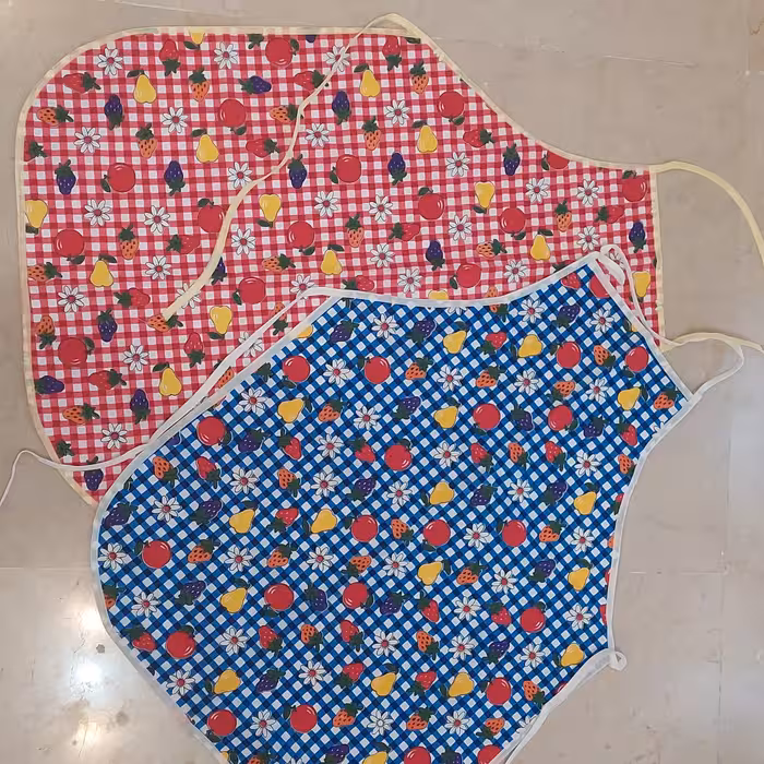 پیشبنده،آشپزخونه ،قرمز وآبی ،سبک،سایز متوسط، از برند مامان حسنیه،قابل سفارش در تعداد زیاد هم می باشد.