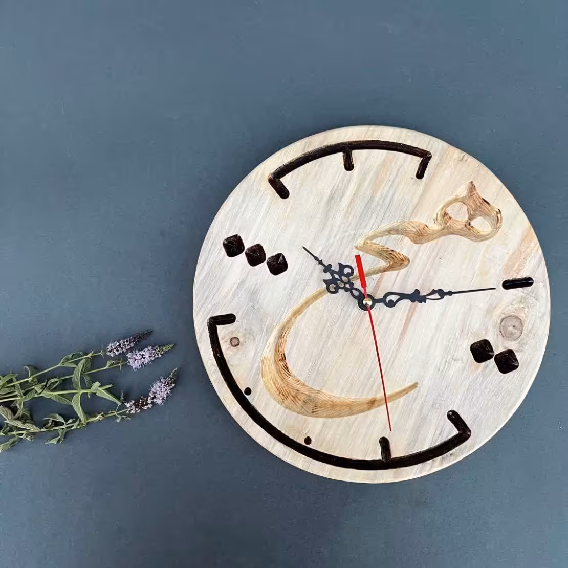 ساعت دیواری چوبی طرح هیچ - قطر 25