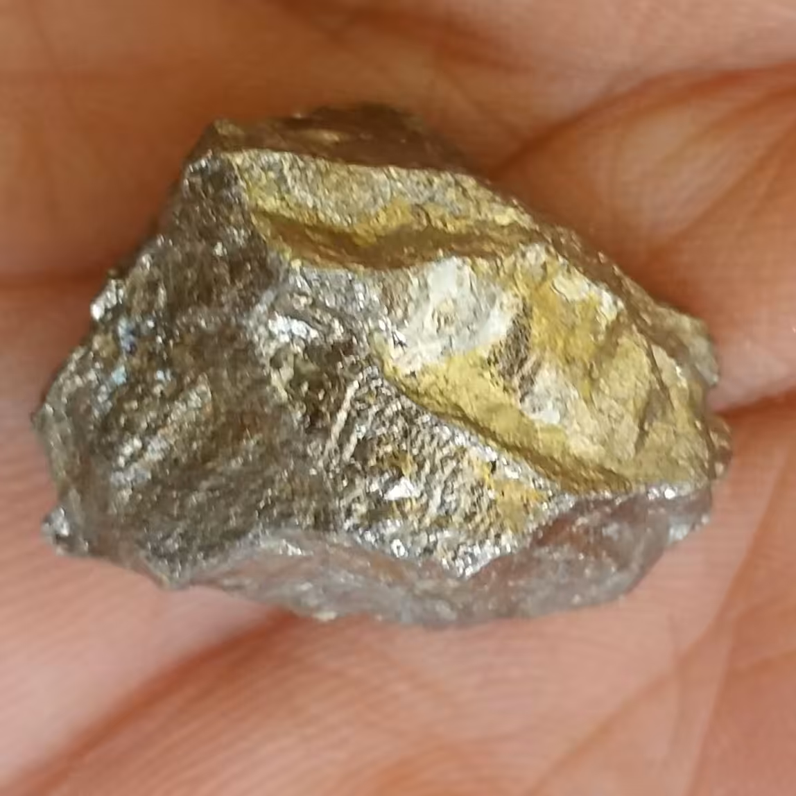 سنگ راف حبه شده پیریت طلایی ملقب به سنگ طلا 100 در 100 طبیعی شاهکار خلقت
تماما پیریت بدون ناخالصی
بی نظیییییییر