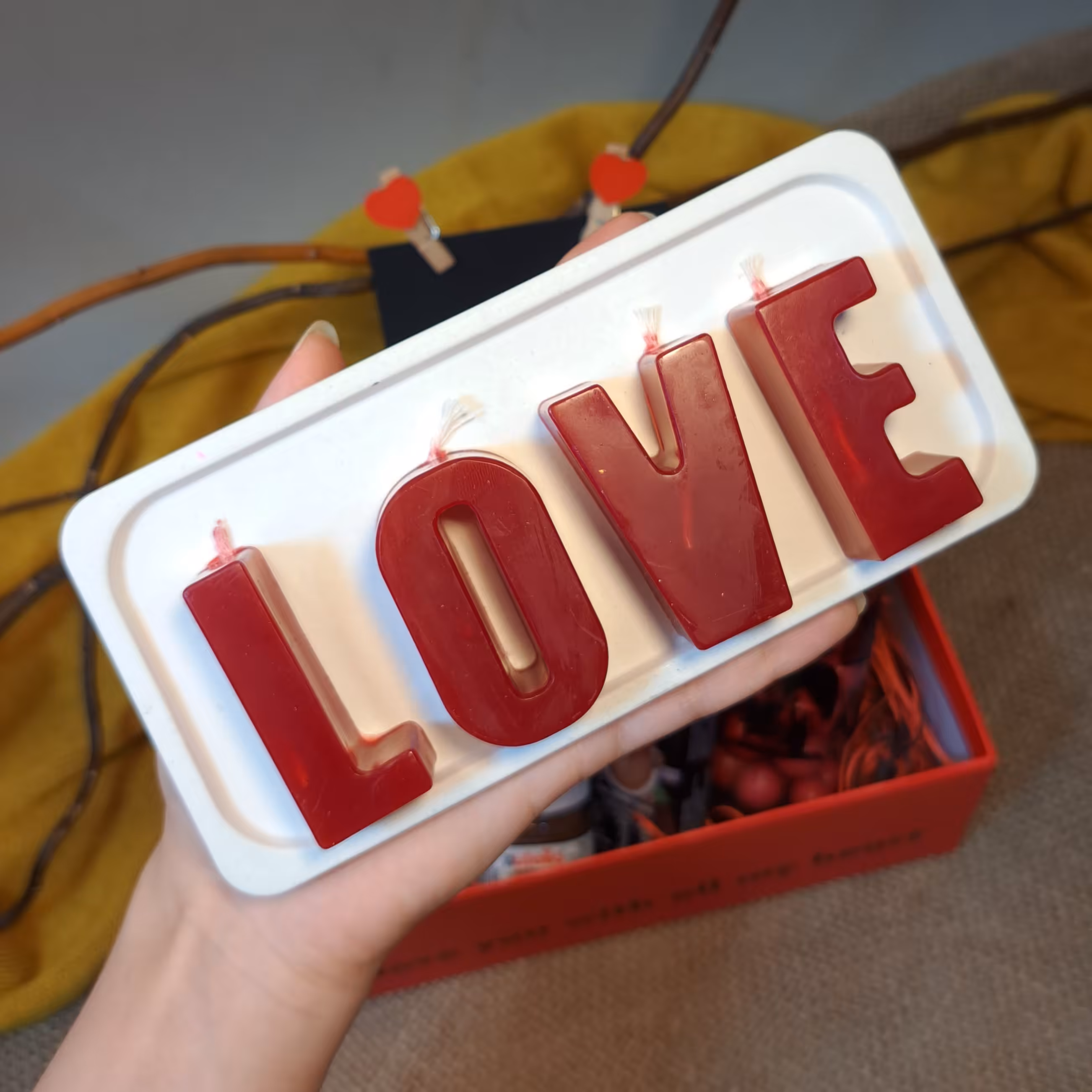 شمع حروف مدل لاو به همراه سینی بتنی در رنگبندی دلخواه مشتری 