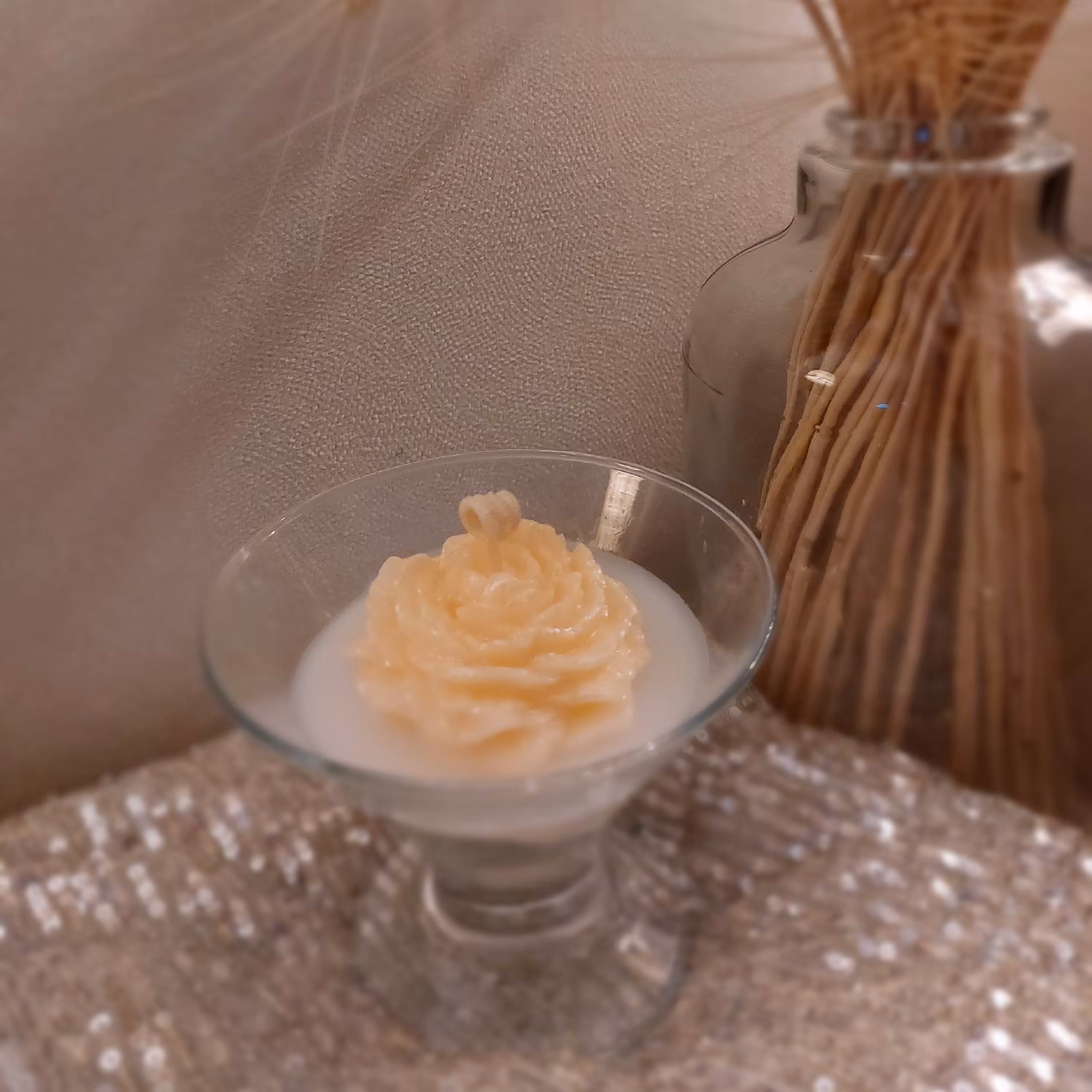 شمع دست ساز در ظرف پایه دار کریستالی، گل آلاله روی شمع