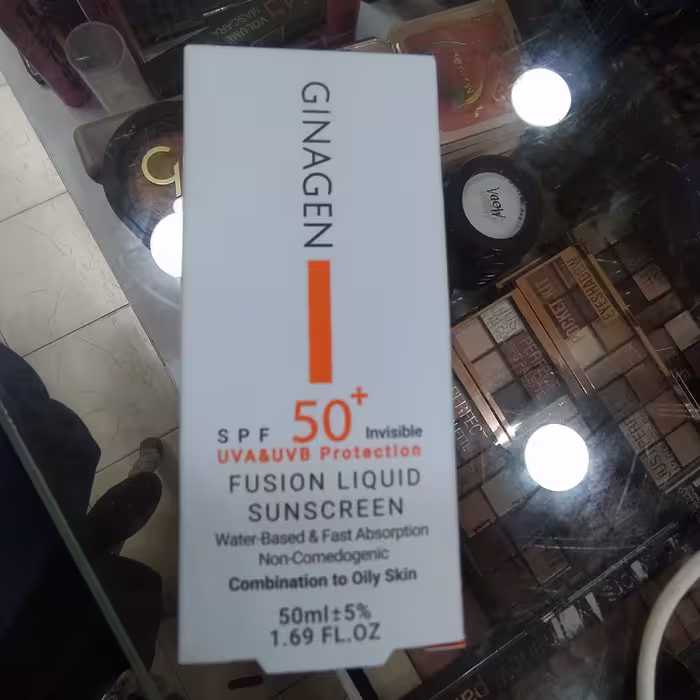 ضد آفتاب بی رنگ spf50 ژیناژن  مناسب پوست چرب و مختلط بر پایه آب،جذب سریع 