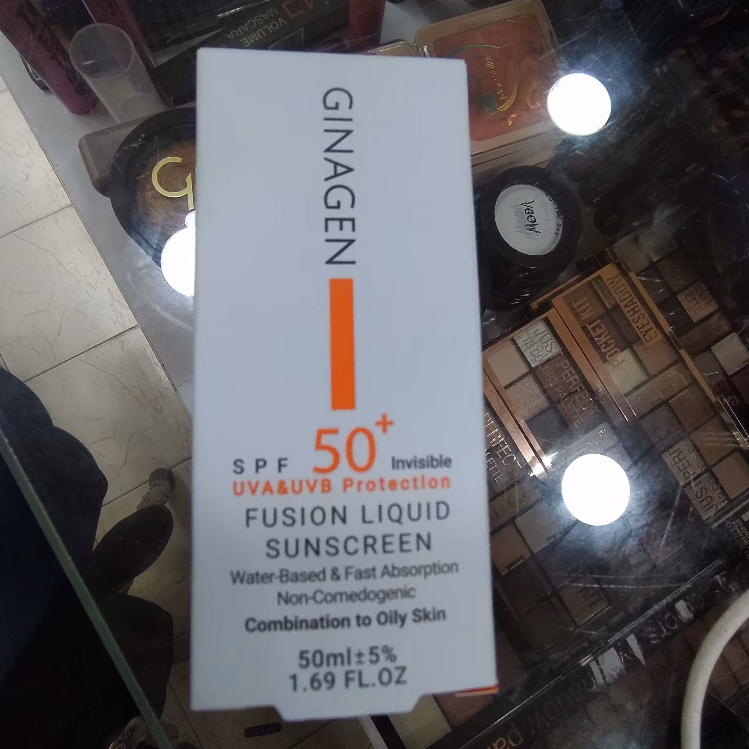ضد آفتاب بی رنگ spf50 ژیناژن مناسب پوست چرب و مختلط بر پایه آب،جذب سریع