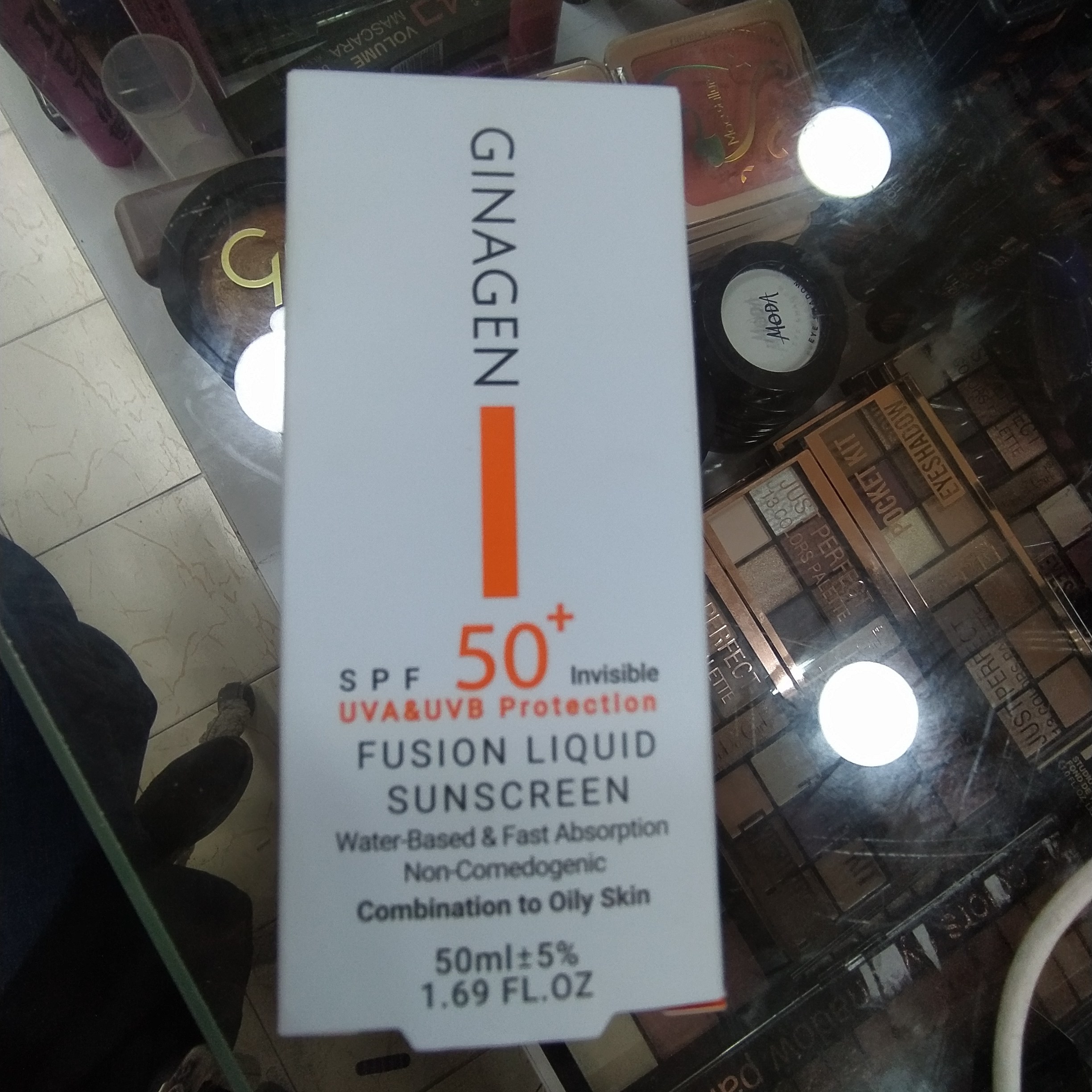 ضد آفتاب بی رنگ spf50 ژیناژن  مناسب پوست چرب و مختلط بر پایه آب،جذب سریع 