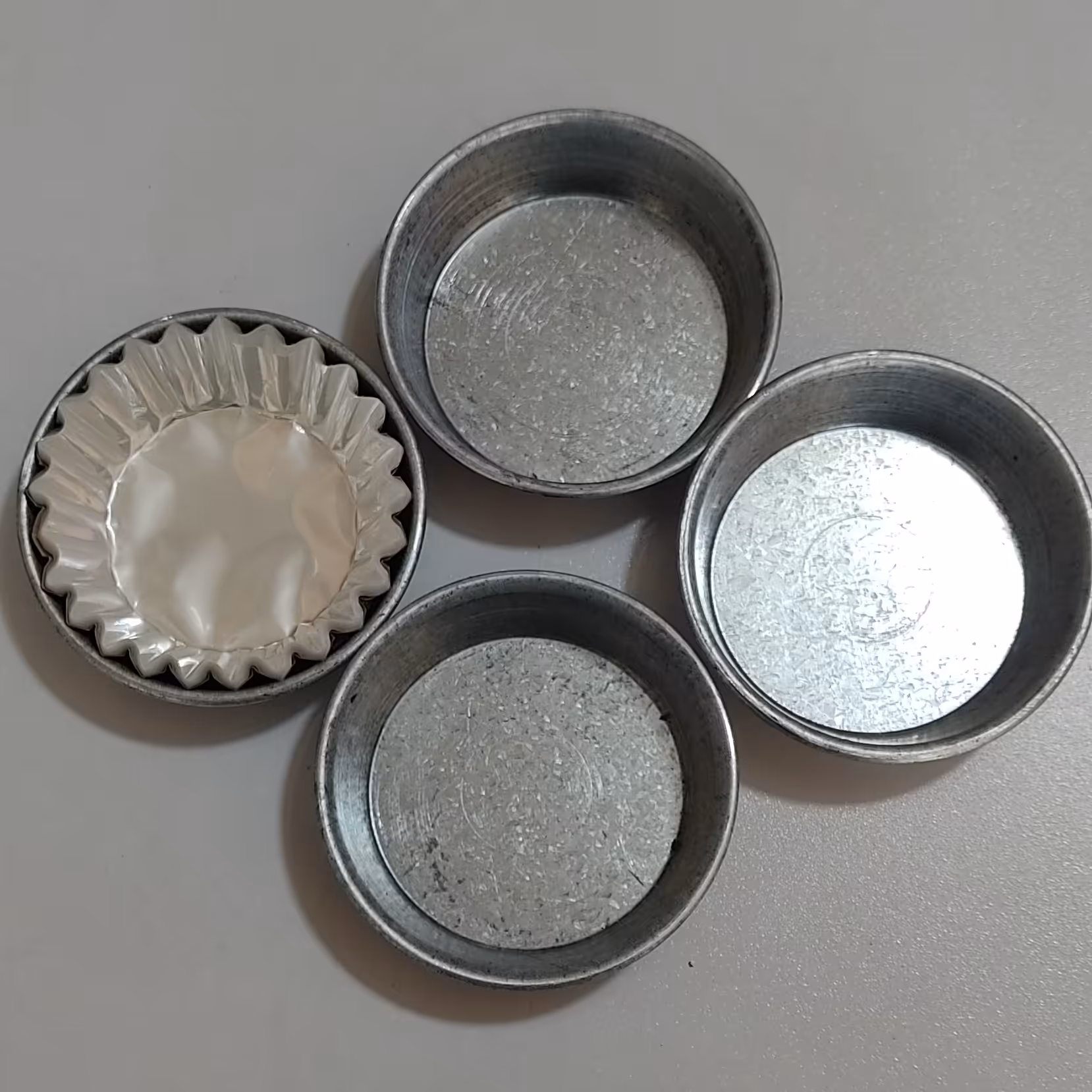 قالب پای سیب کوچک 8 تایی کف 6و نیم و دهانه8و ارتفاع 23 میل قالب دانمارکی با یه بسته کپسول حدودا  100 تایی 