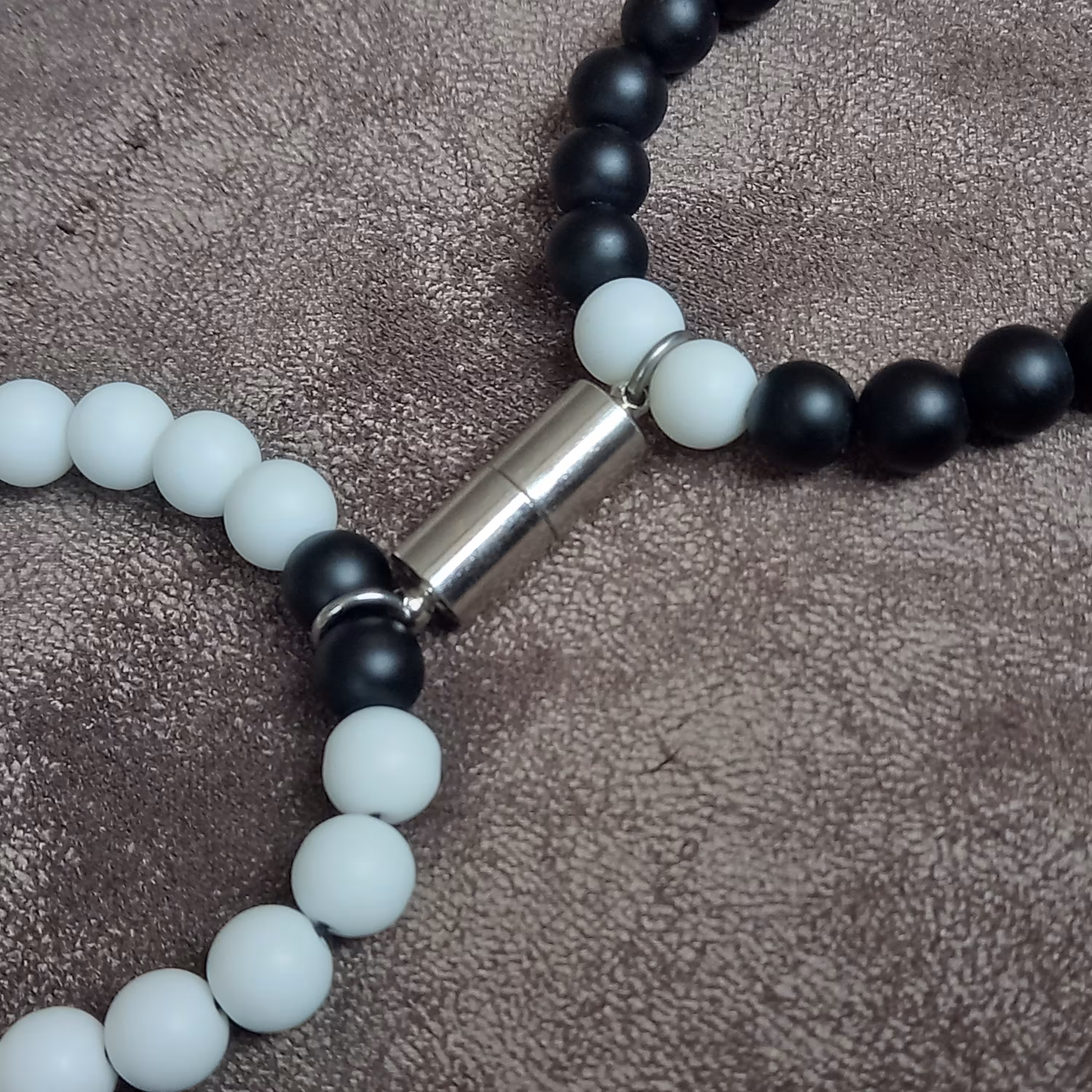 ست دستبند مگنتی اونیکس سفید و مشکی مگنت نقره ای دستبند آهنربایی زوج نیمه گمشده آهنربا مغناطیسی