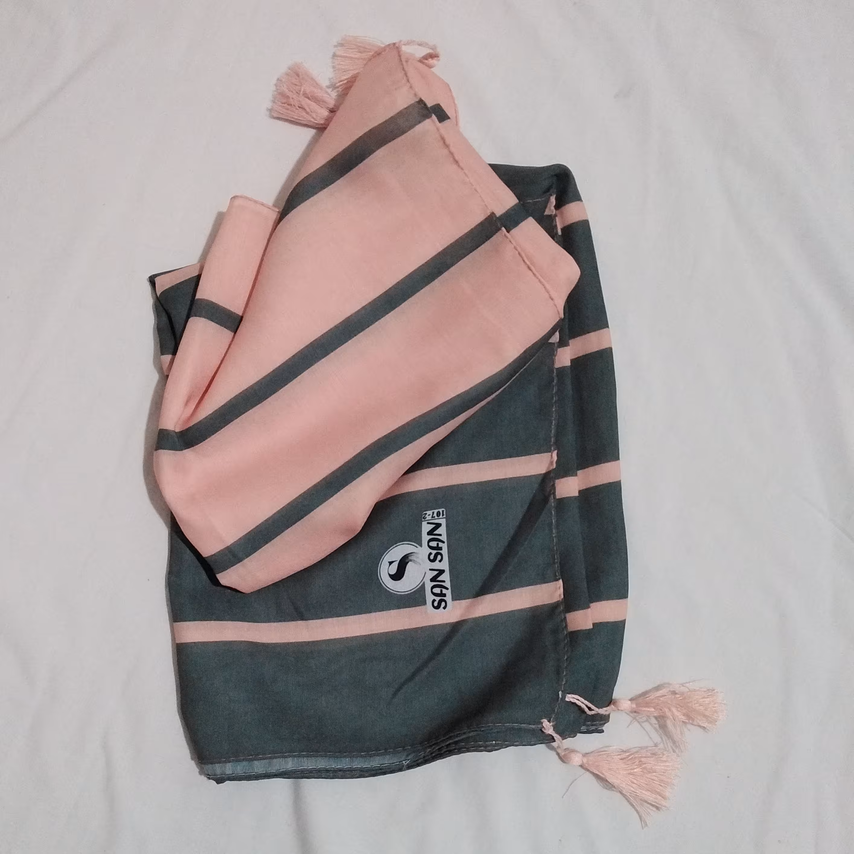 شال نخی دو رنگ منگوله دار کد محصول 007