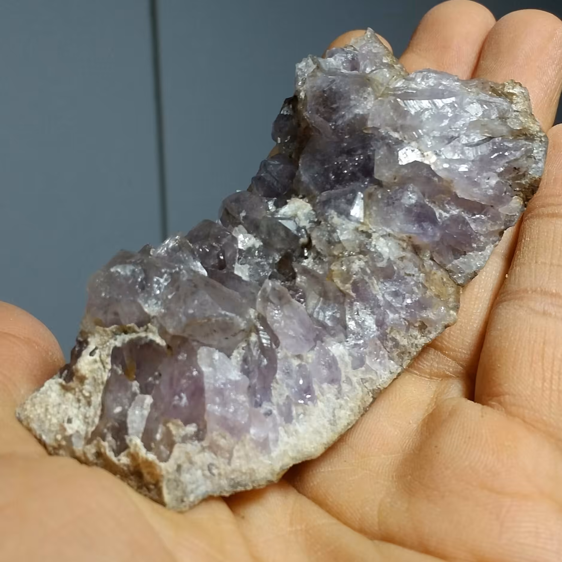 سنگ راف آمیتیست آمیتیس آمتیس آماتیس وارداتی از کشور برزیل بسیار پر رنگ  نمونه ای بسیار کمیاب و خاص کد 11802