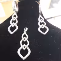 نیمست نقره ، گوشواره و پلاک بسیار شیک و جذاب ی کار خاص و زیبا با رادیوم مرقوب  و عالی